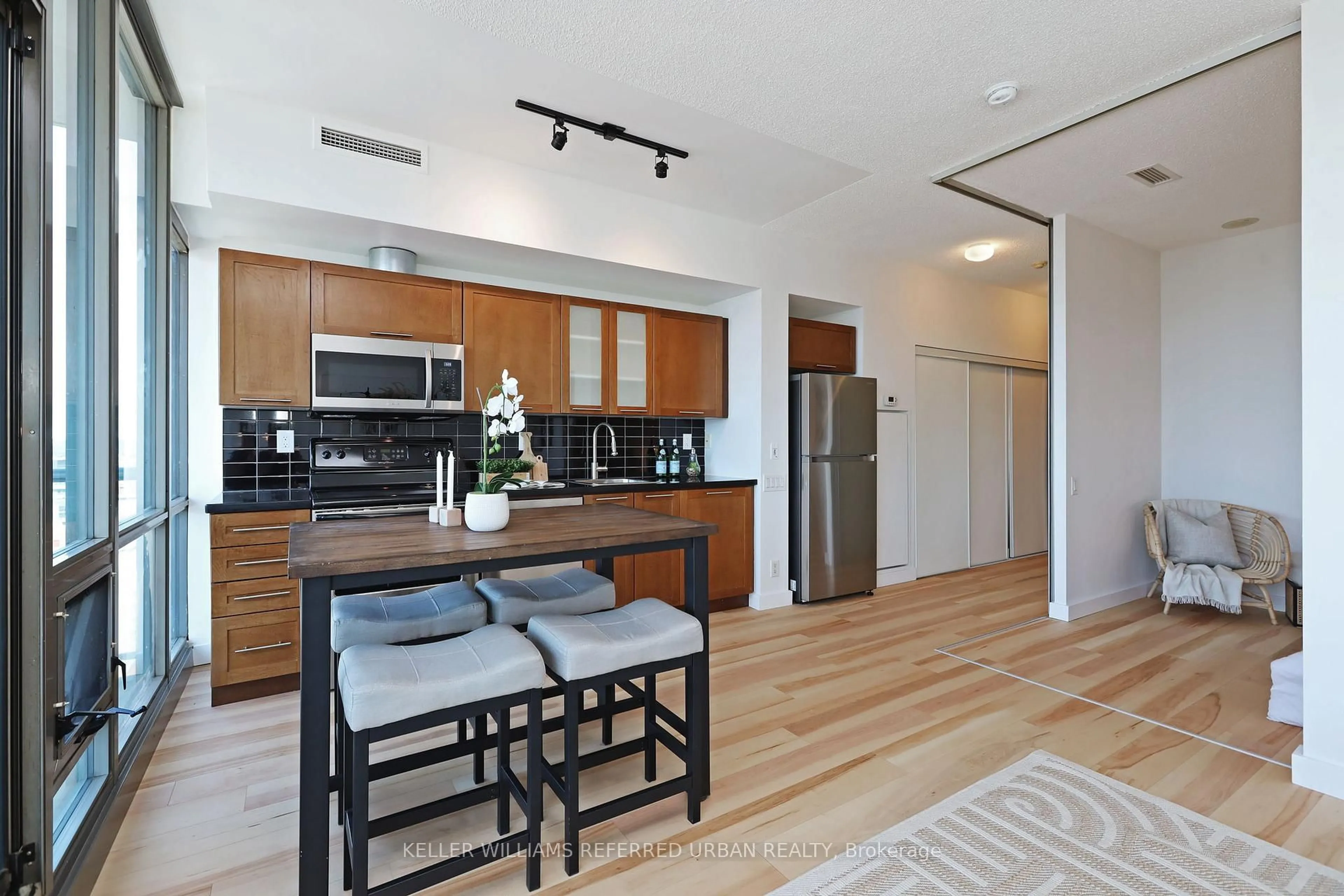 Open concept kitchen, wood/laminate floor for 33 Mill St #1801, Toronto Ontario M5A 3R3