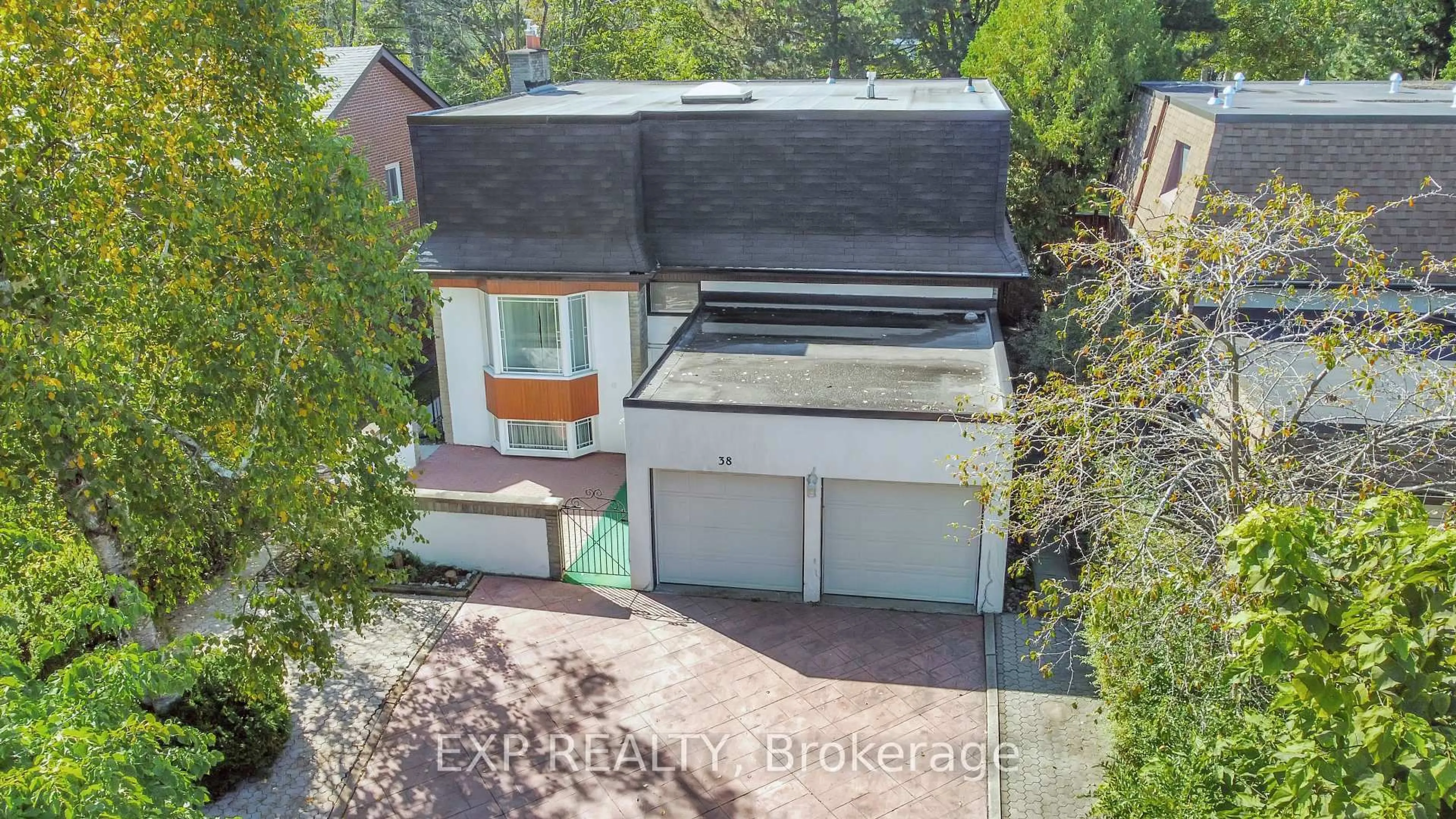 A pic from outside/outdoor area/front of a property/back of a property/a pic from drone, street for 38 Tarbert Rd, Toronto Ontario M2M 2Y2