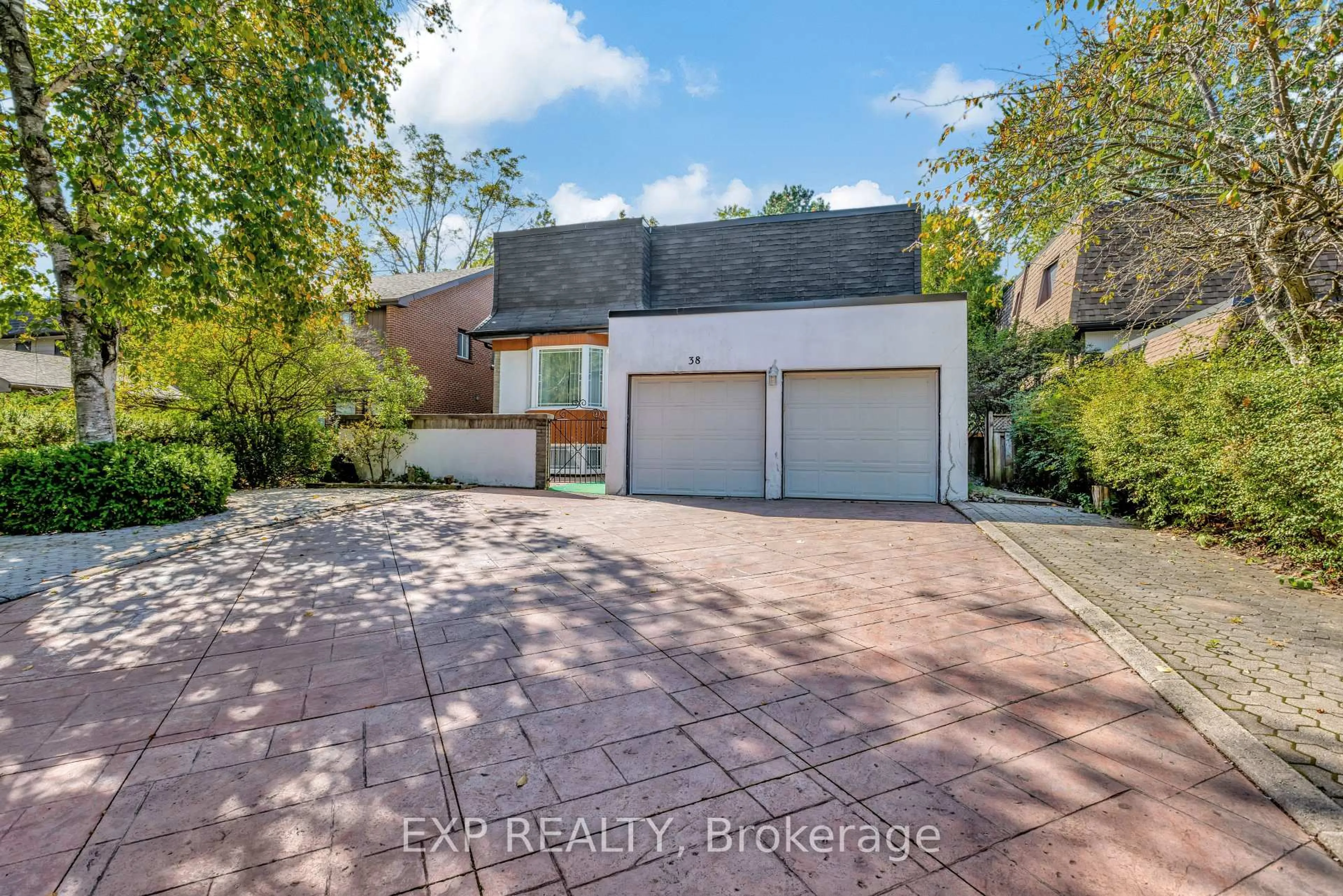 A pic from outside/outdoor area/front of a property/back of a property/a pic from drone, street for 38 Tarbert Rd, Toronto Ontario M2M 2Y2