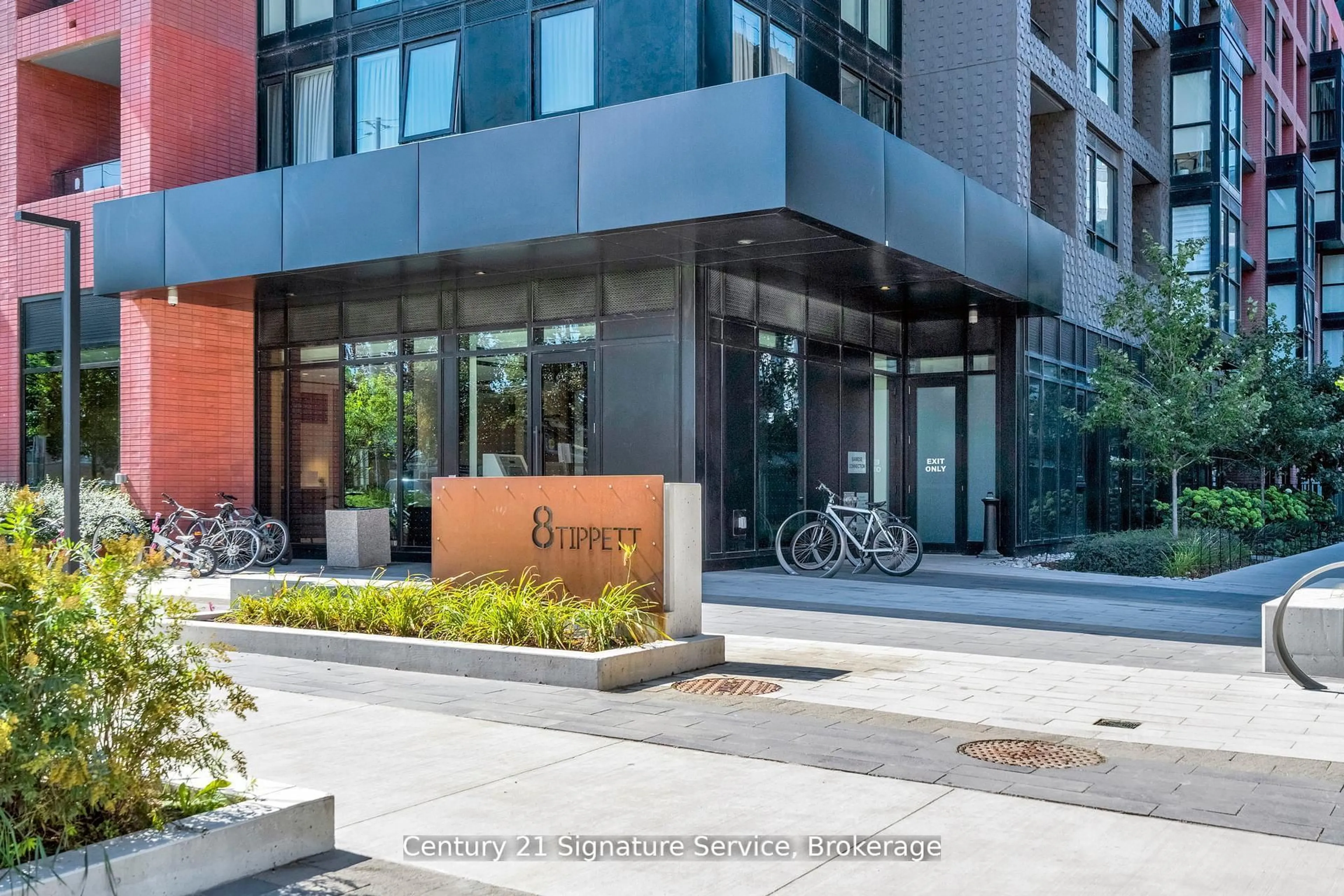 Indoor foyer for 8 Tippett Rd #803, Toronto Ontario M3H 0E7
