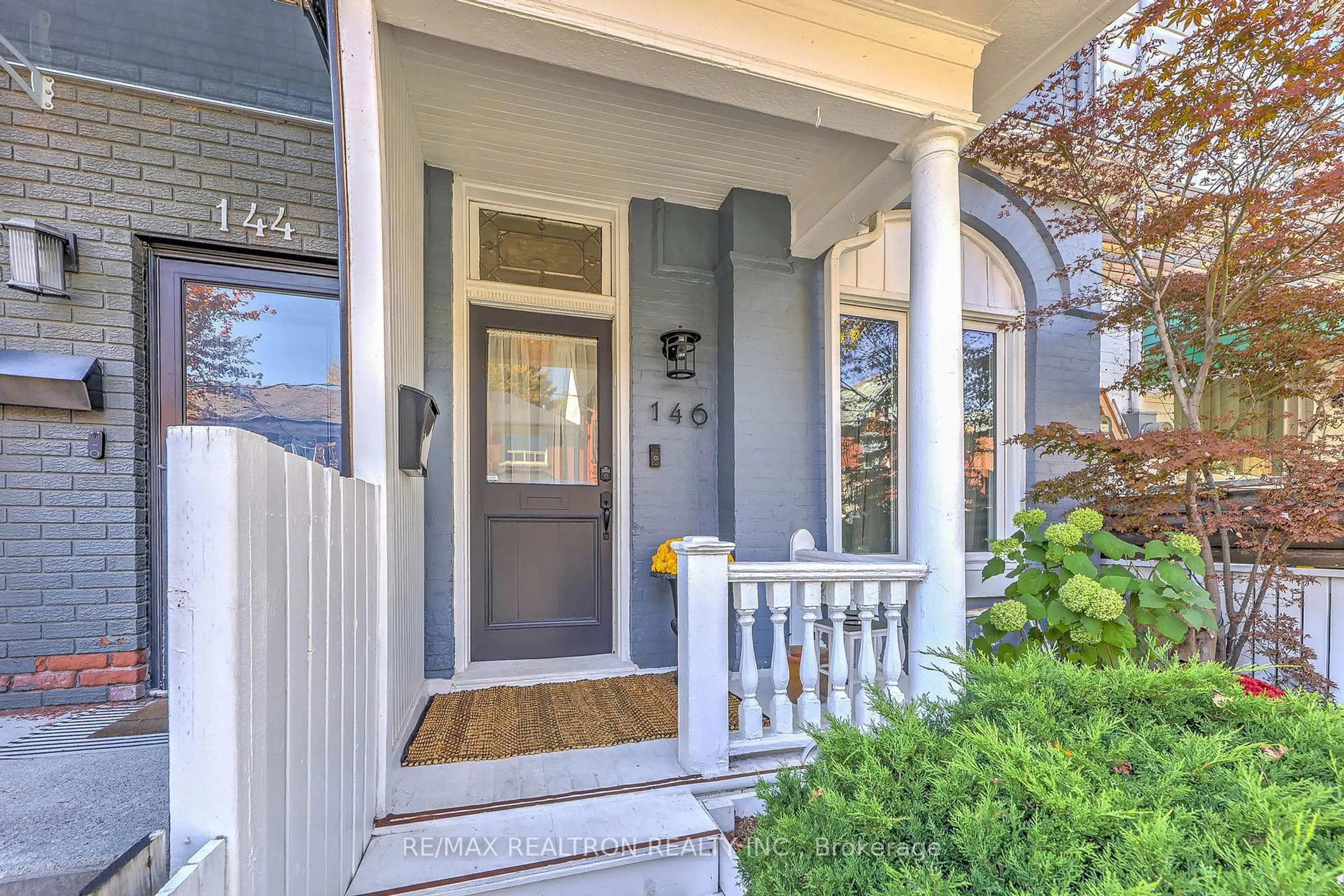 Indoor entryway for 146 Manning Ave, Toronto Ontario M6J 2K5