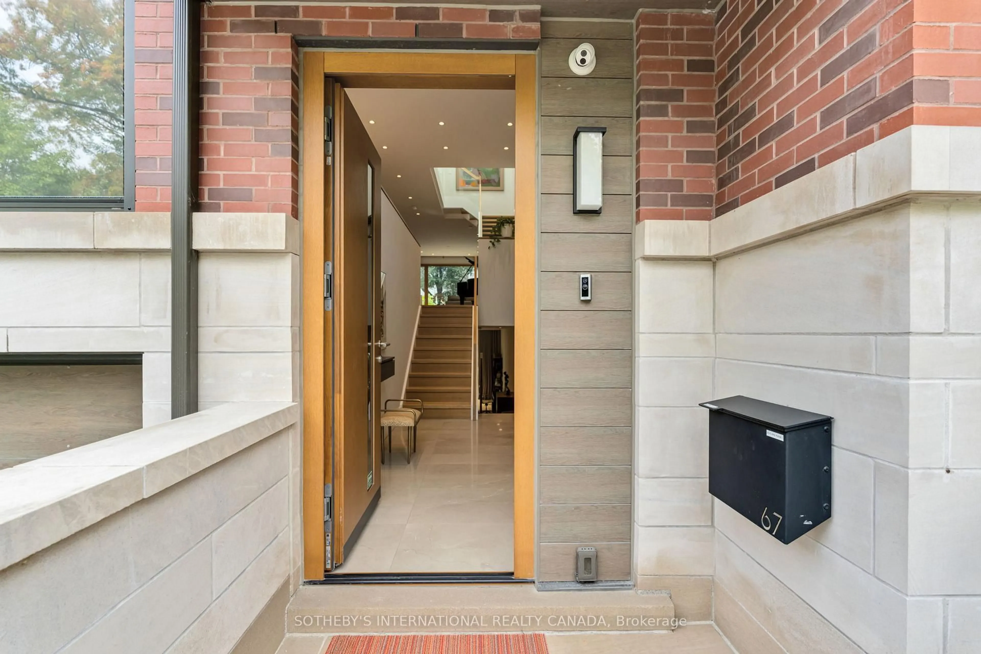 Indoor foyer for 67 Heath St, Toronto Ontario M4V 1T2