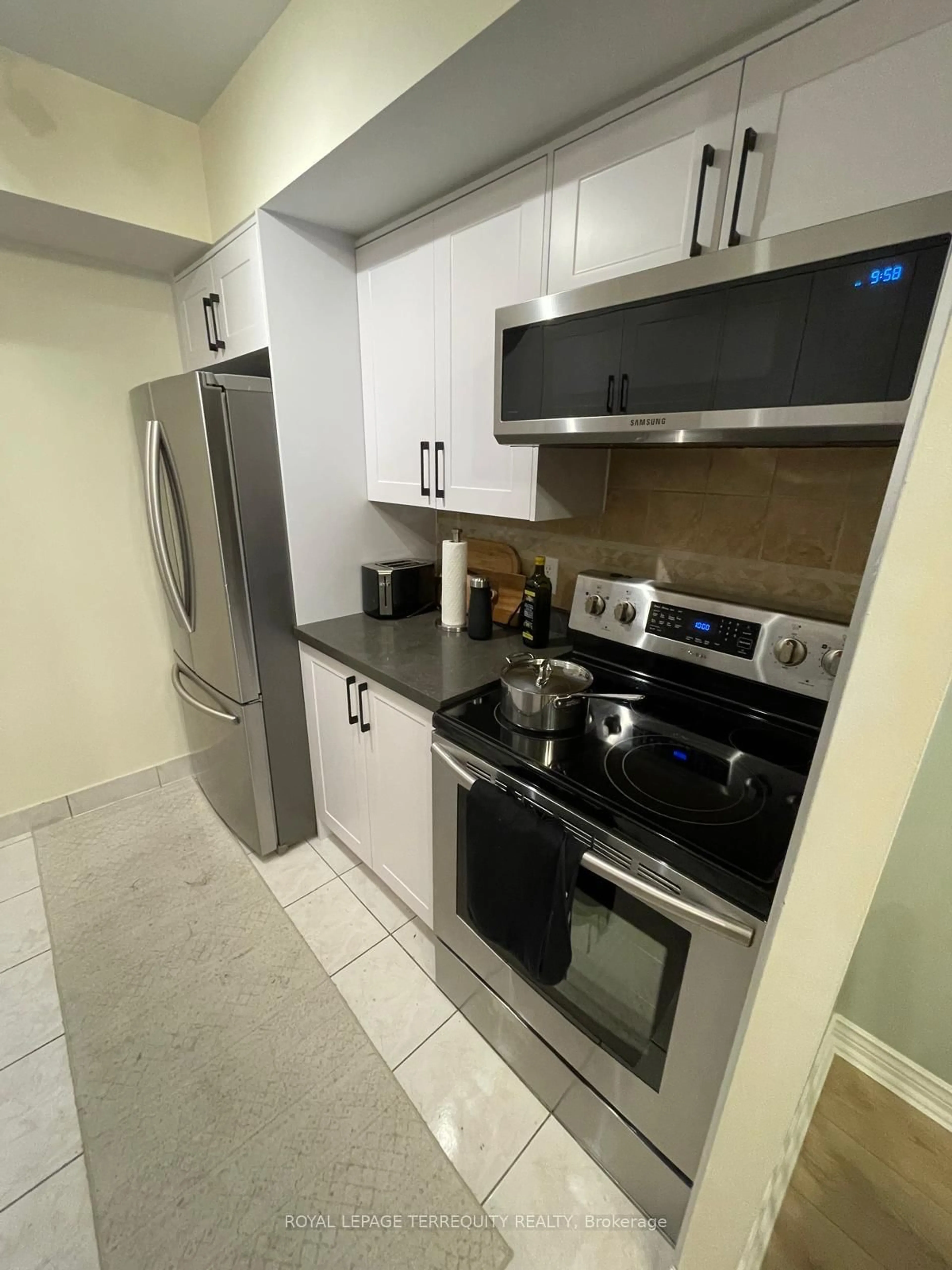 Standard kitchen, unknown for 256 Doris Ave #601, Toronto Ontario M2N 6X8