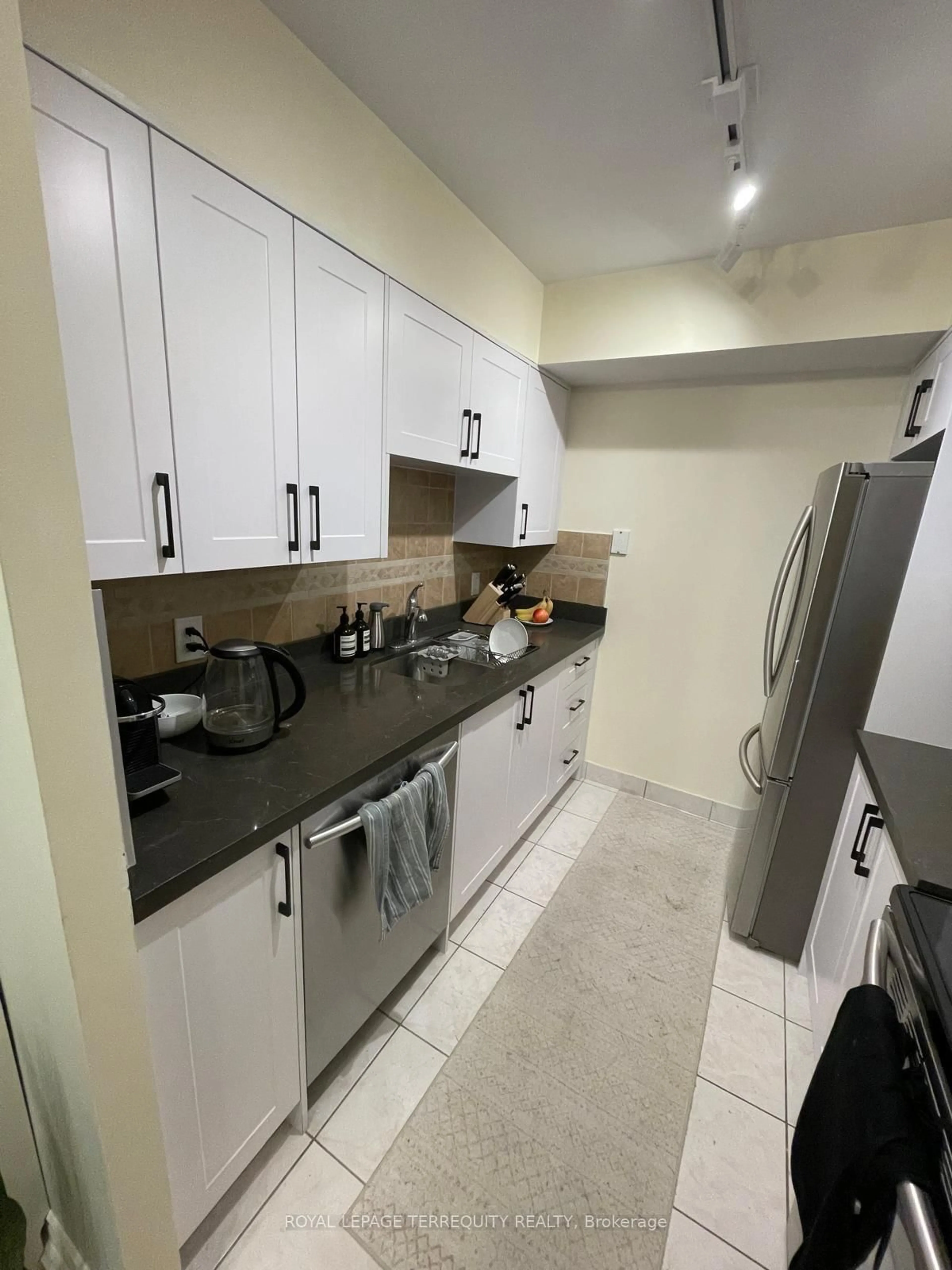 Standard kitchen, unknown for 256 Doris Ave #601, Toronto Ontario M2N 6X8