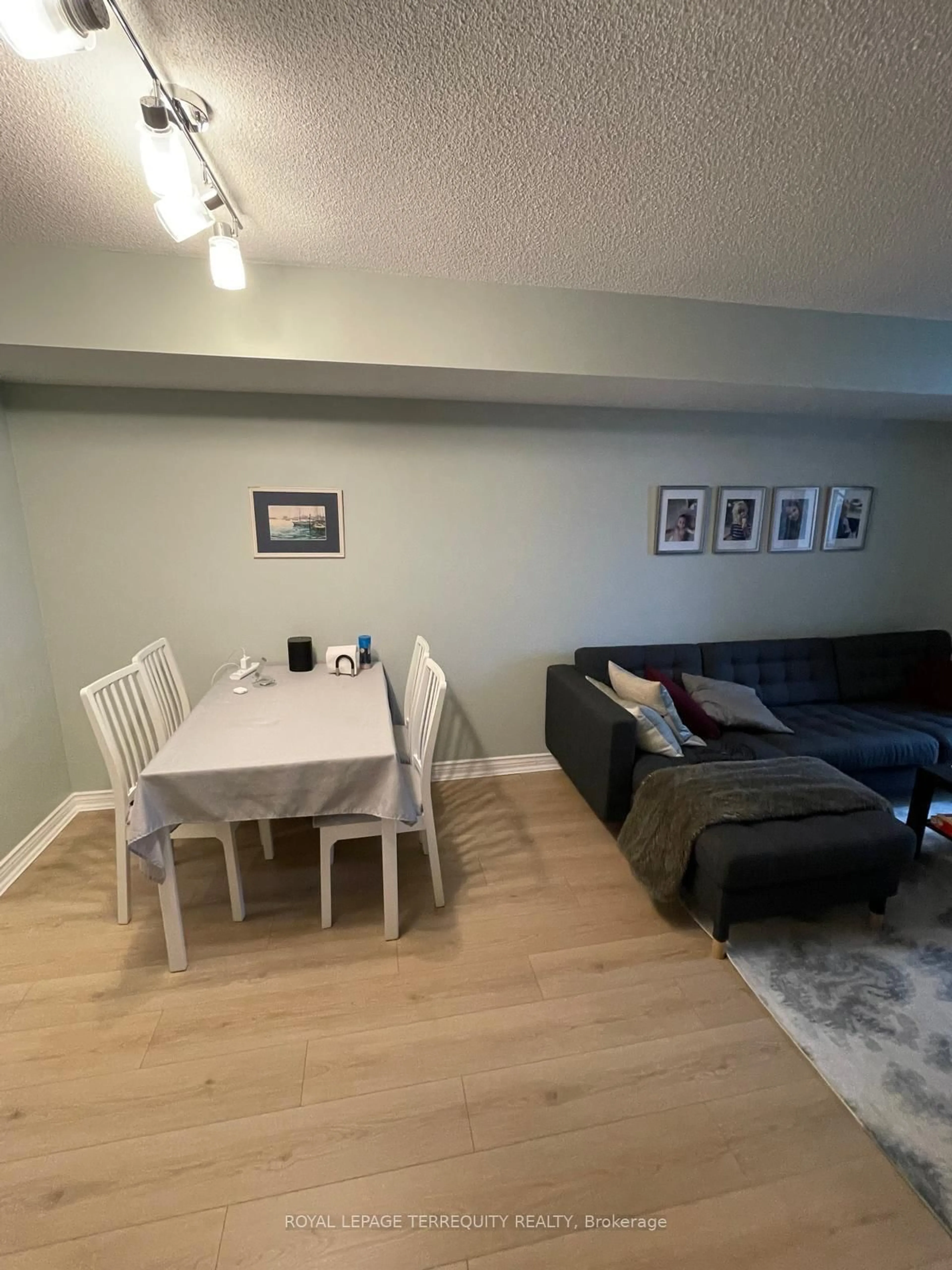 Living room with furniture, wood/laminate floor for 256 Doris Ave #601, Toronto Ontario M2N 6X8