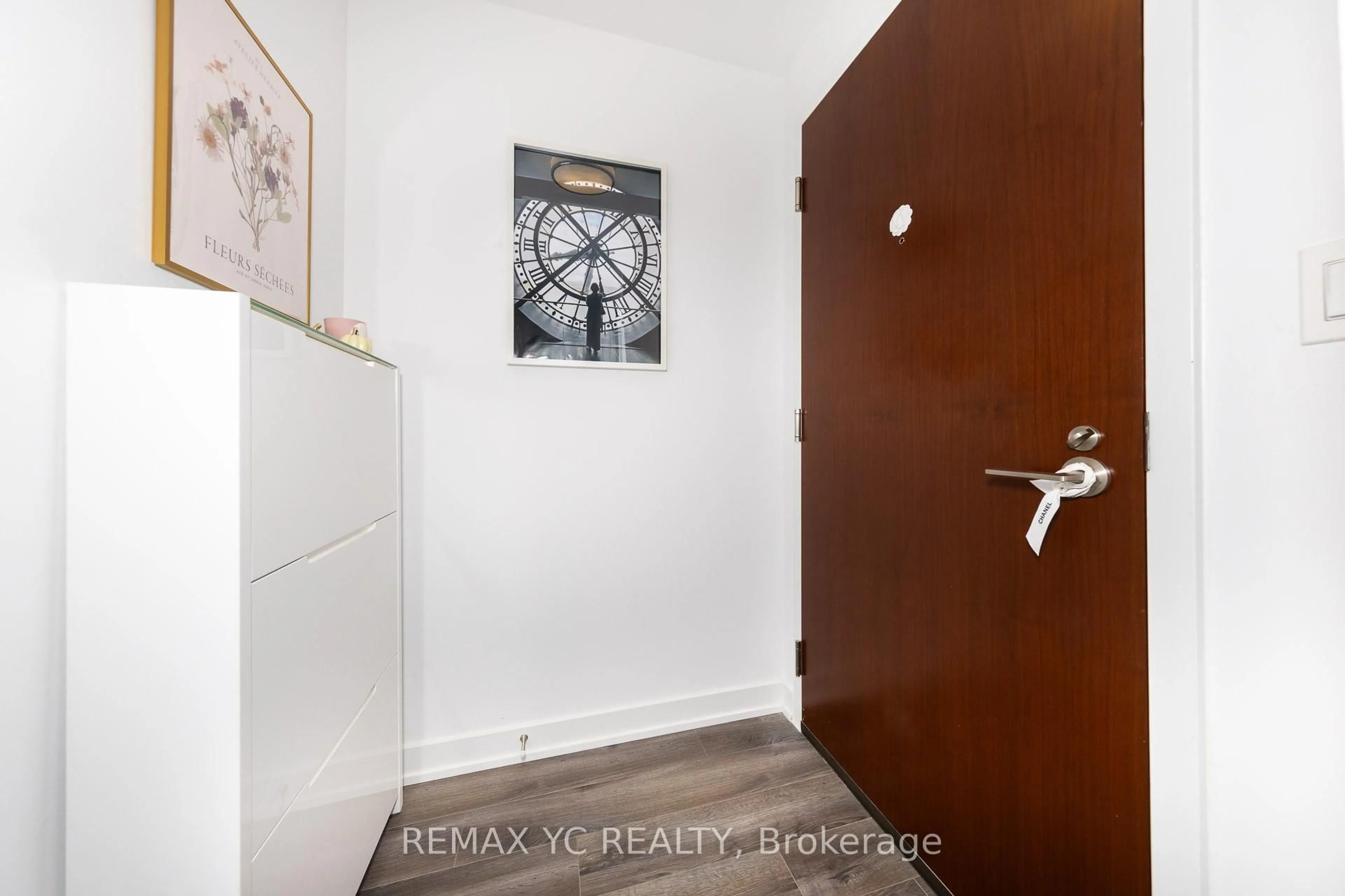 Indoor entryway for 120 Varna Dr #715, Toronto Ontario M6A 0B3