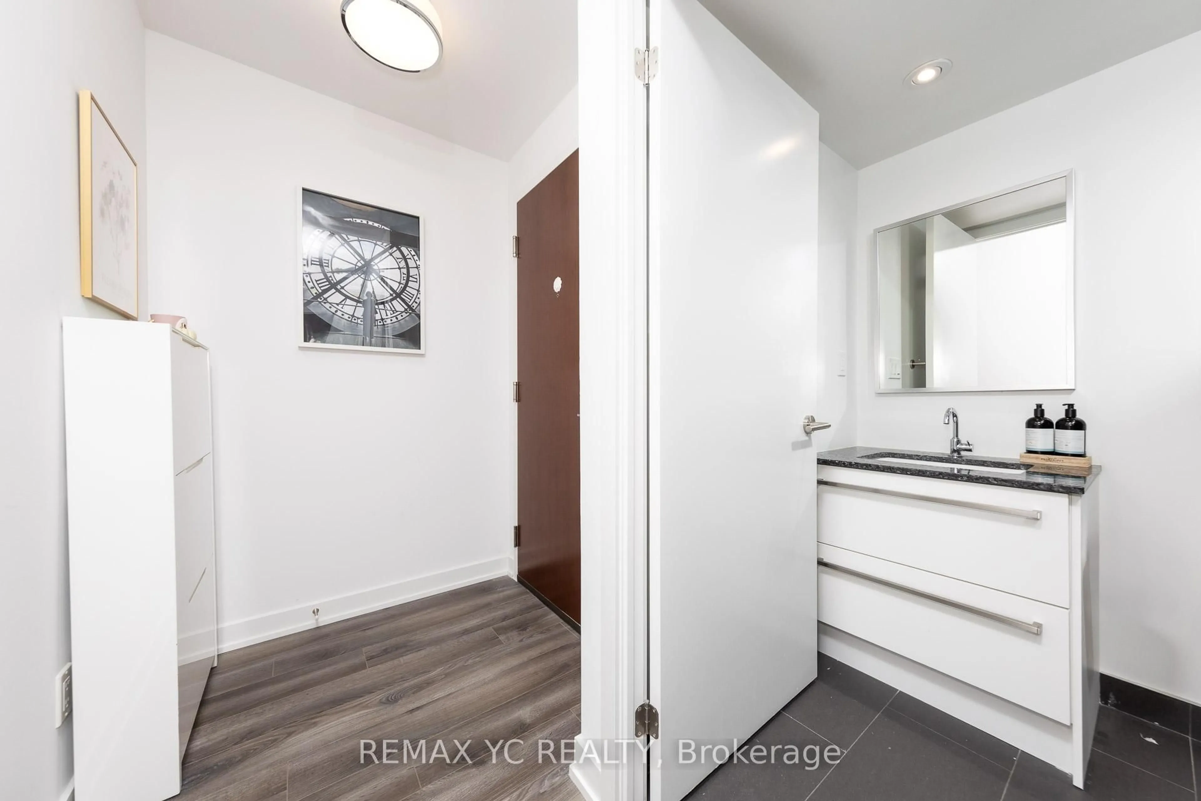 Indoor entryway for 120 Varna Dr #715, Toronto Ontario M6A 0B3