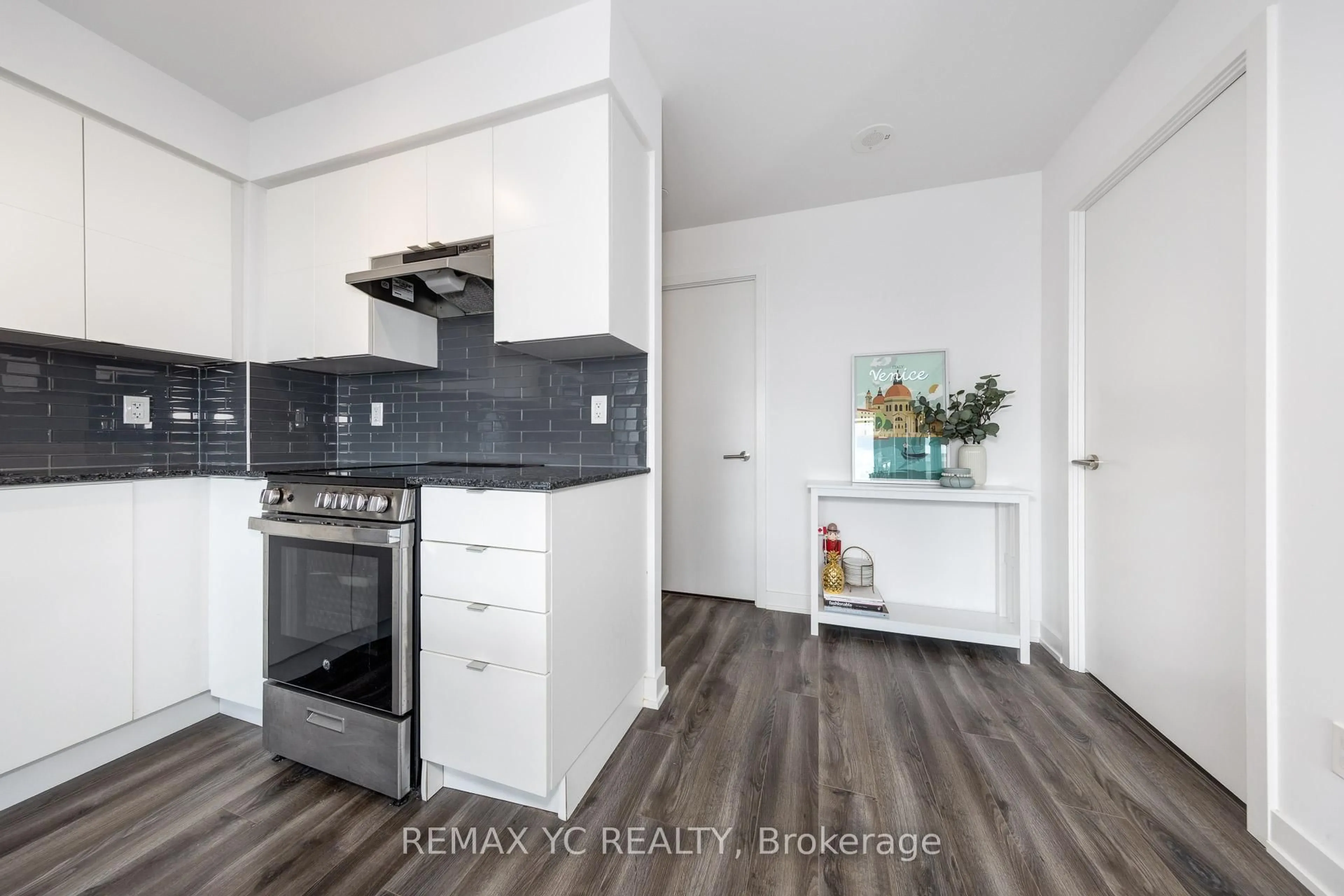 Standard kitchen, wood/laminate floor for 120 Varna Dr #715, Toronto Ontario M6A 0B3