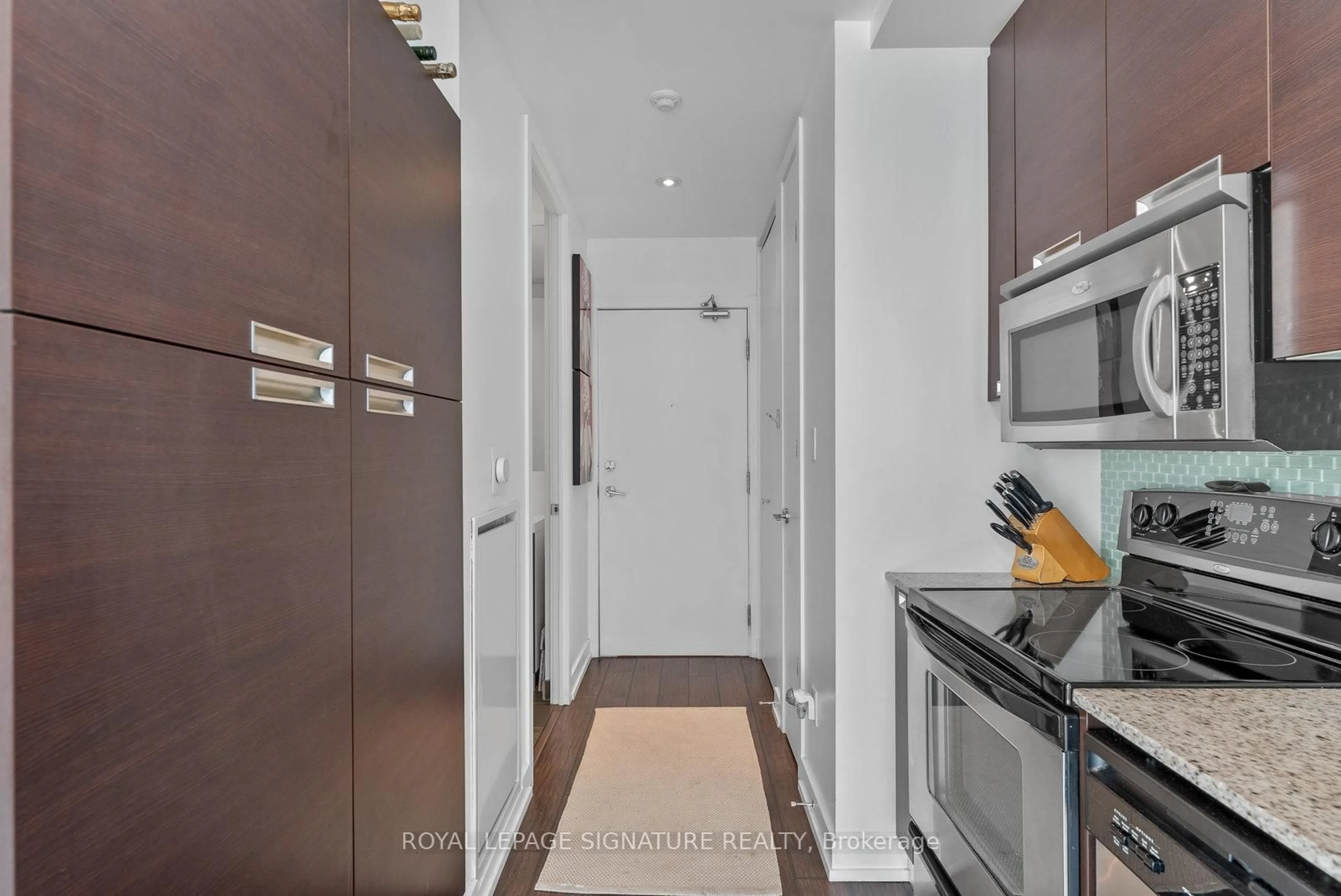 Standard kitchen, unknown for 20 Stewart St #504, Toronto Ontario M5V 1H6