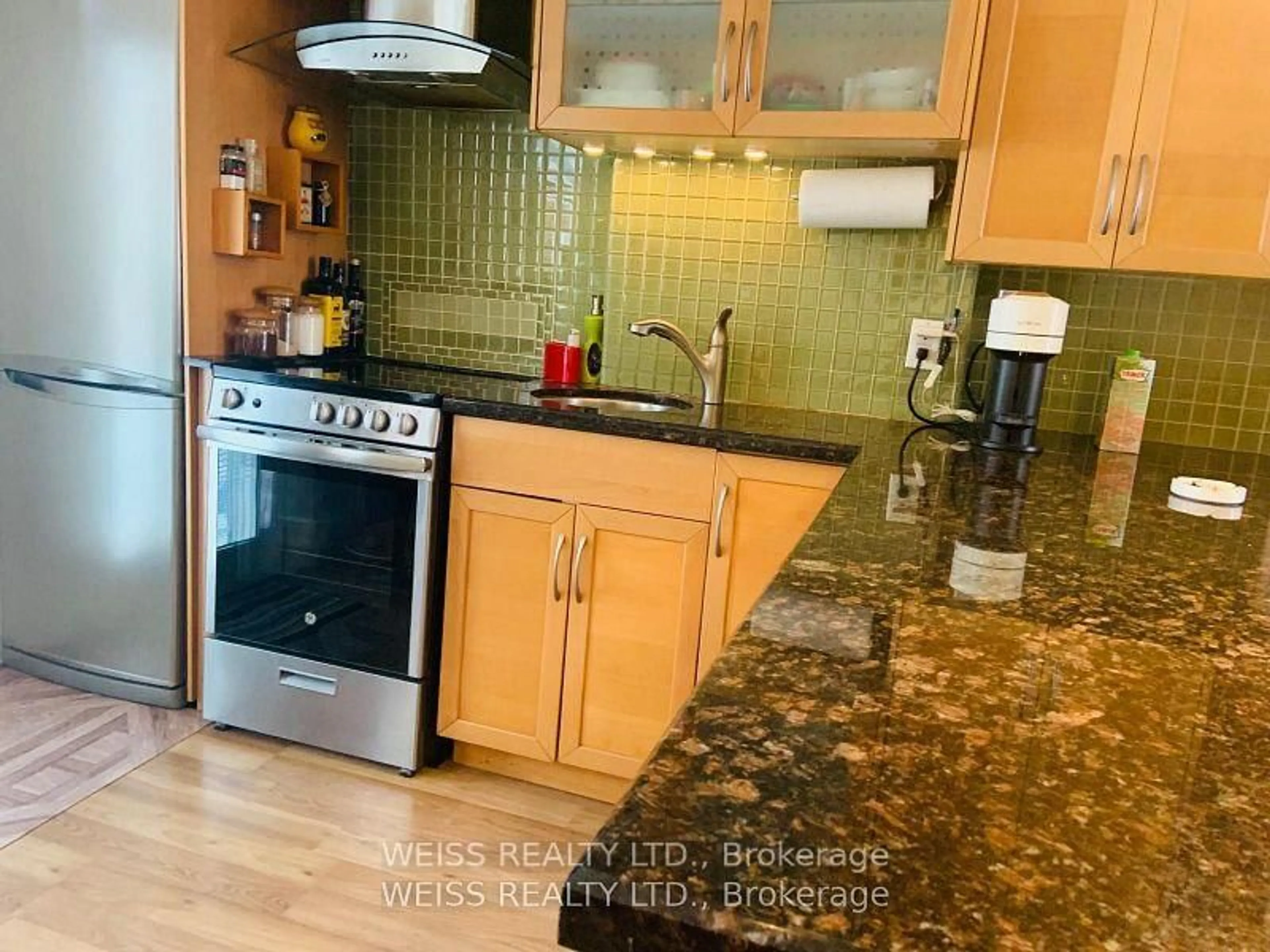 Standard kitchen, ceramic/tile floor for 3 Khedive Ave, Toronto Ontario M6A 2G1
