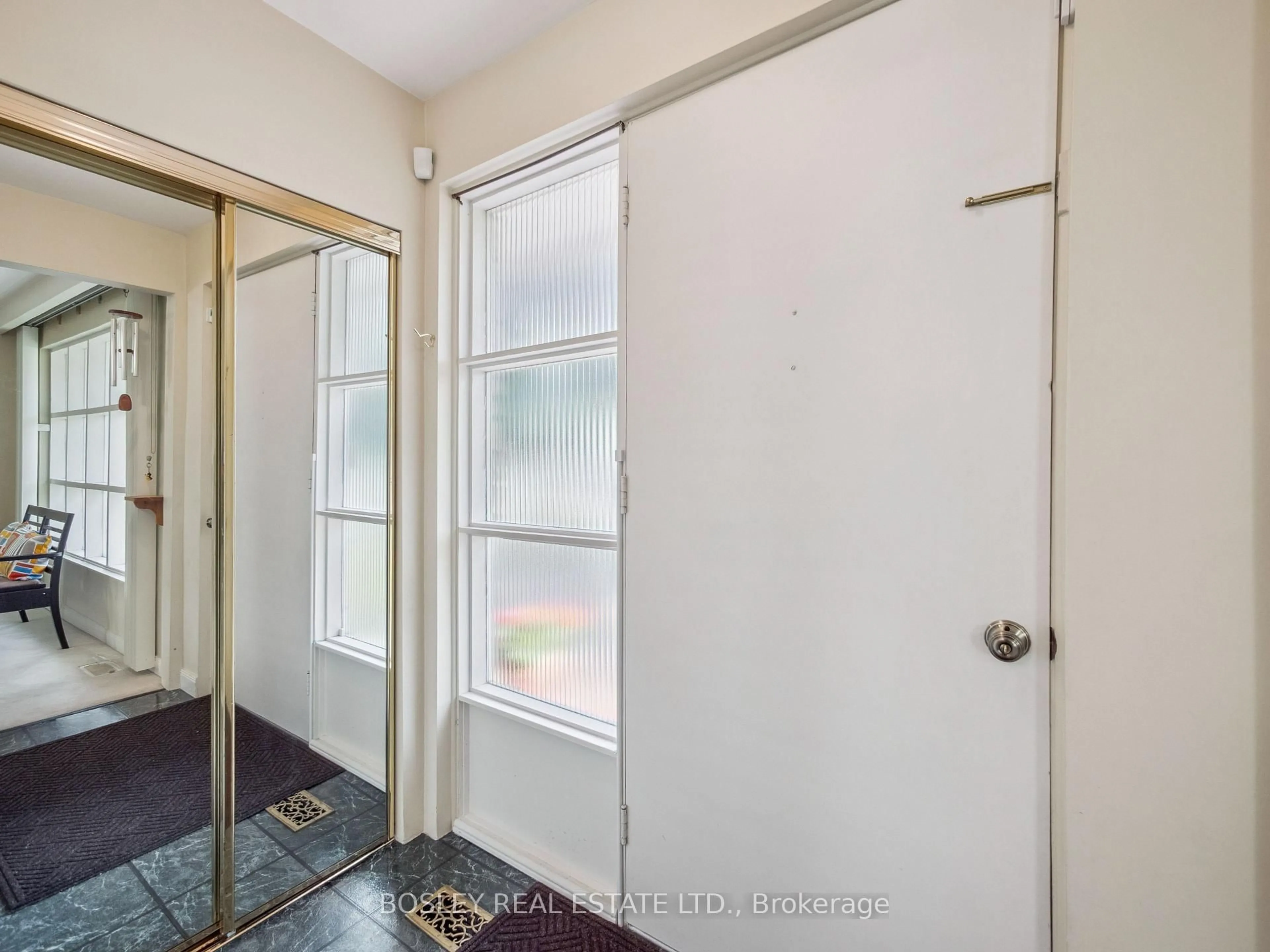 Indoor entryway for 54 Drysdale Cres, Toronto Ontario M2H 1M8