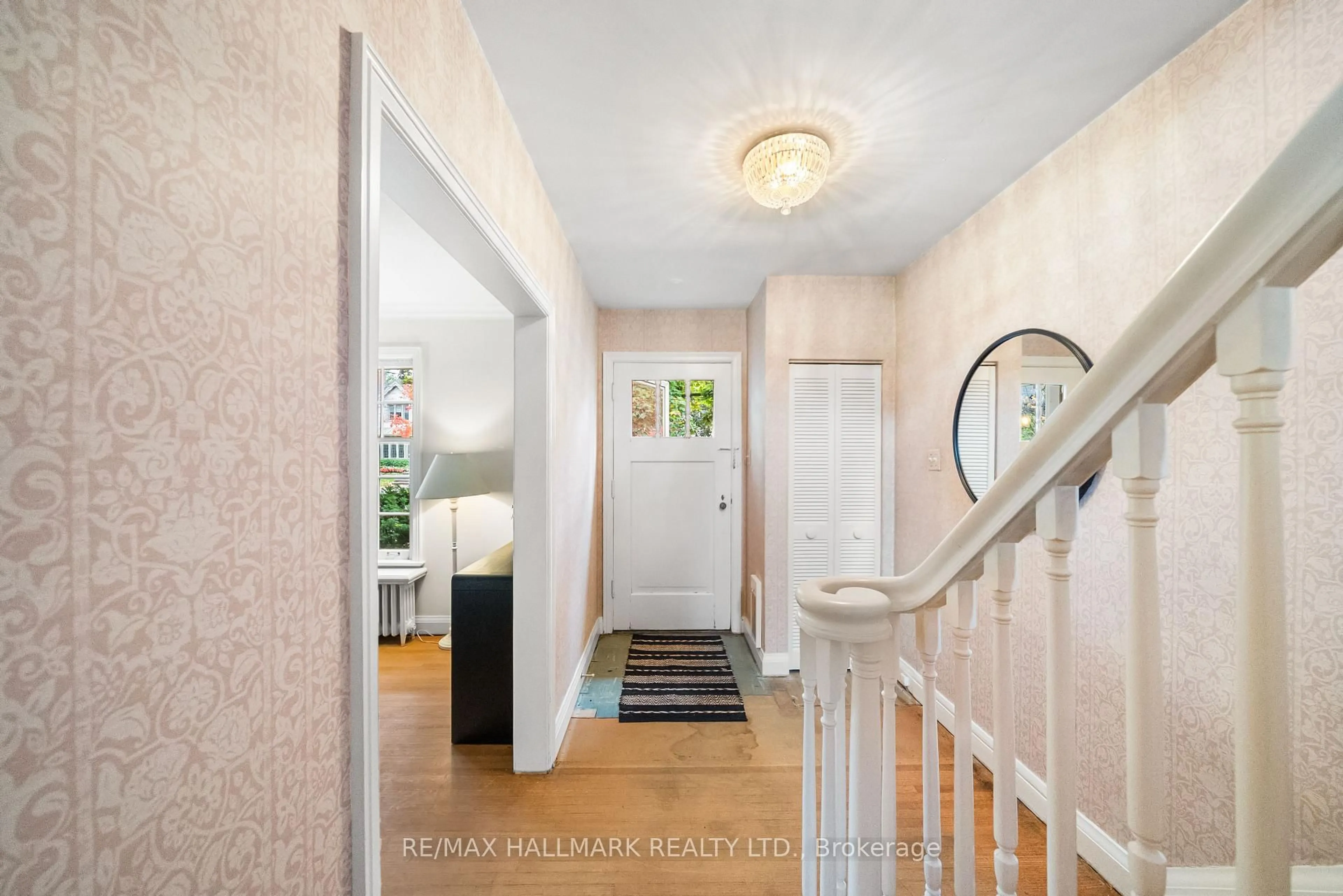 Indoor entryway for 135 Mona Dr, Toronto Ontario M5N 2R7
