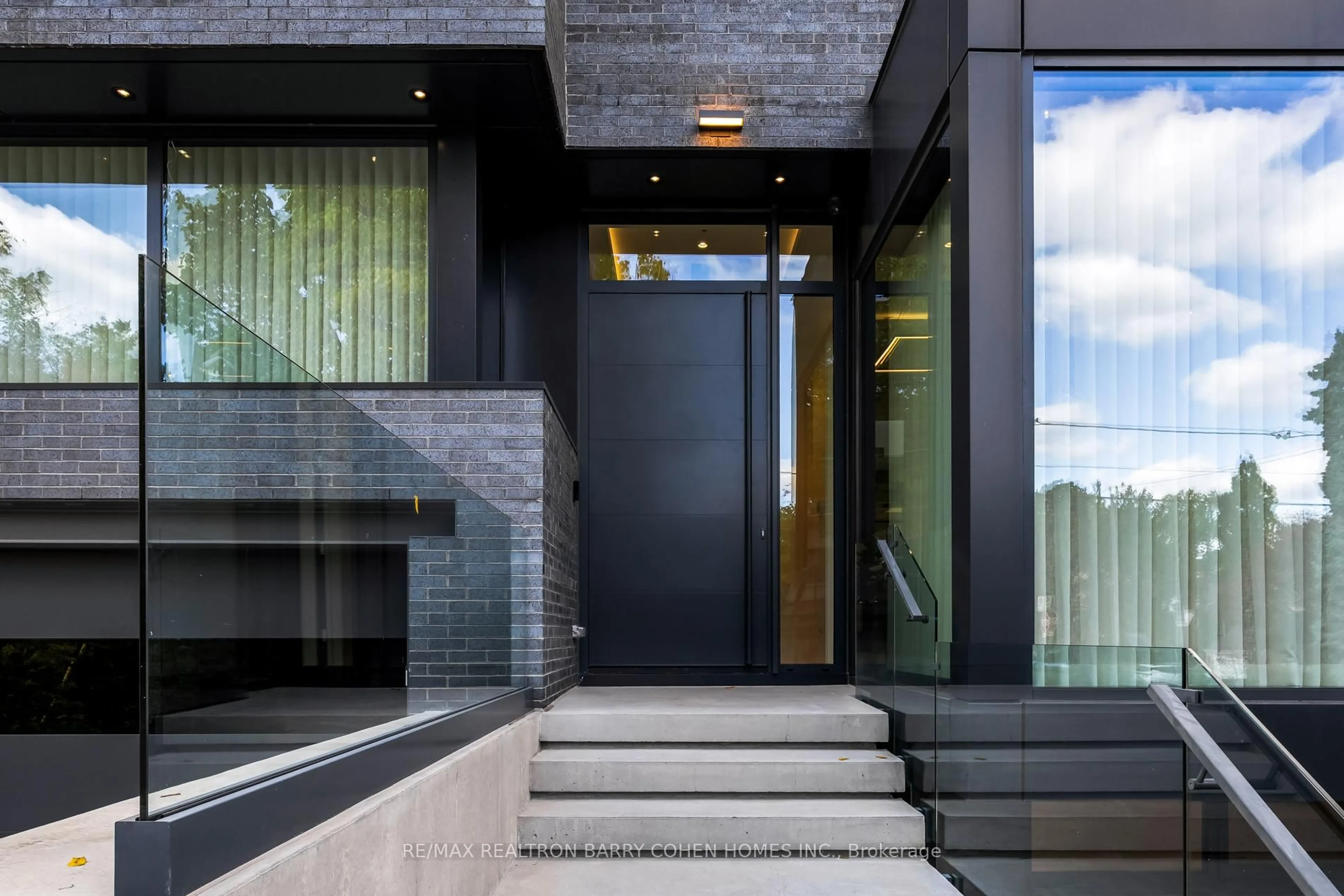 Indoor foyer for 90 Esgore Dr, Toronto Ontario M5M 3R8