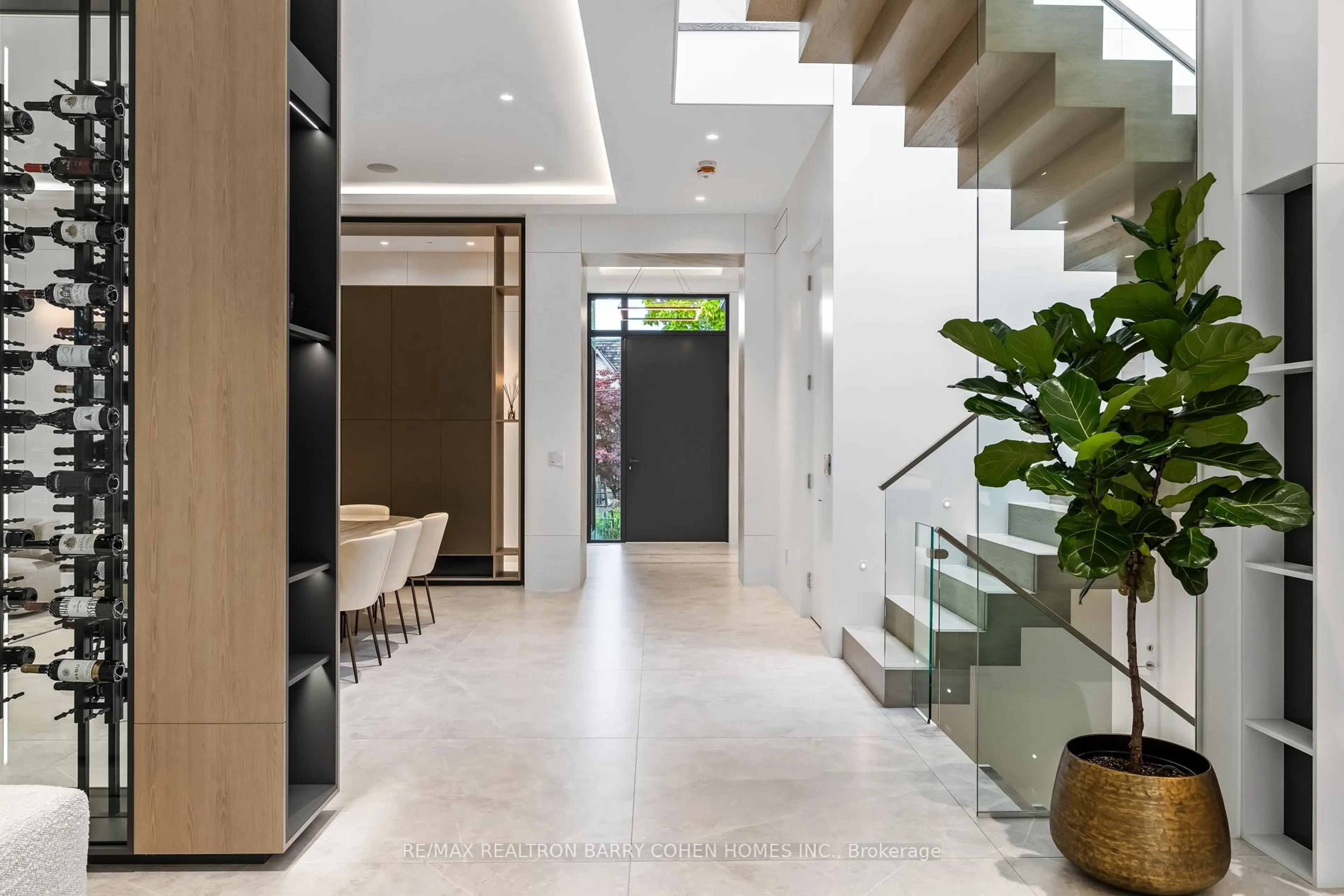 Indoor foyer for 90 Esgore Dr, Toronto Ontario M5M 3R8