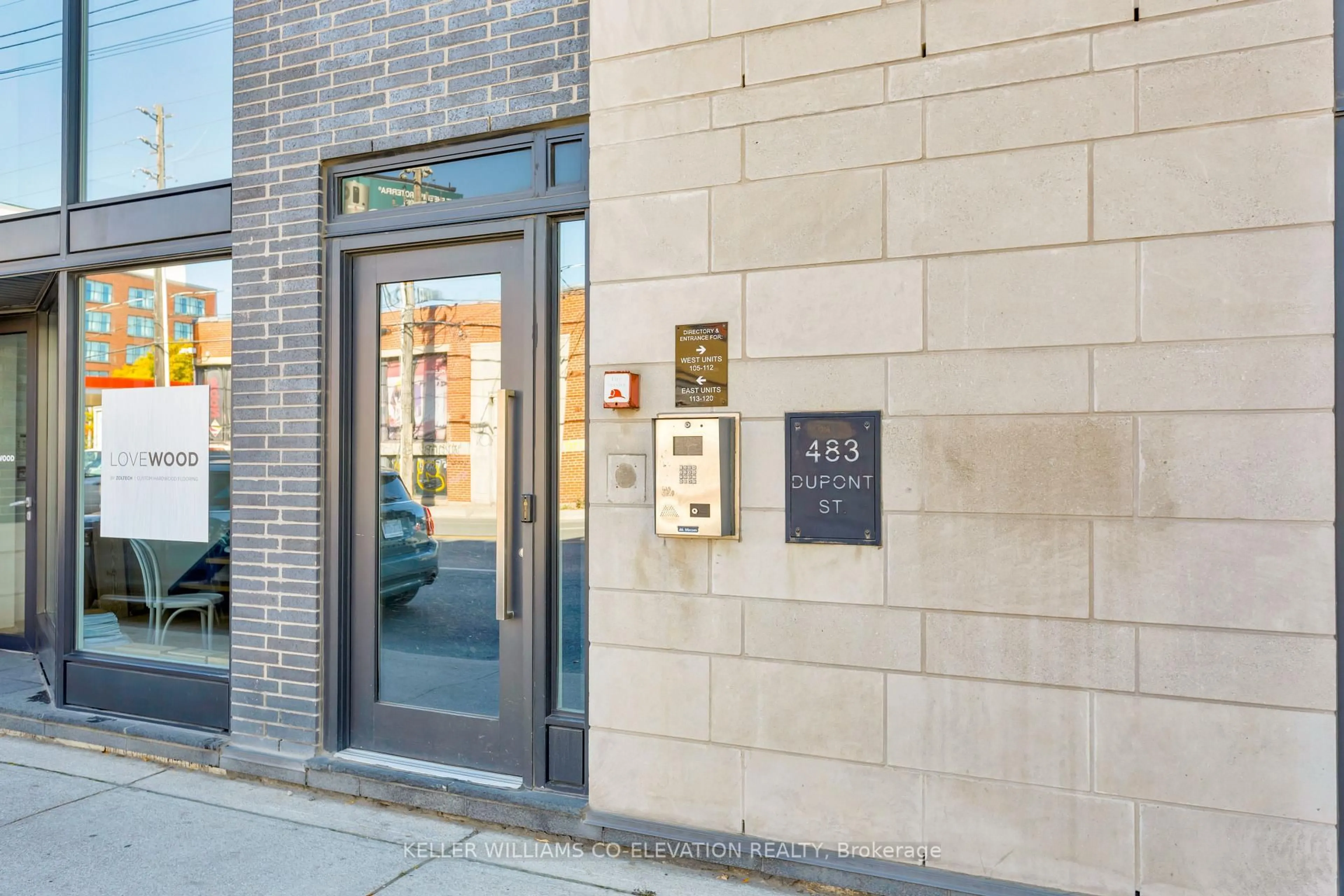 Indoor foyer for 483 Dupont St #204, Toronto Ontario M6G 1Y6