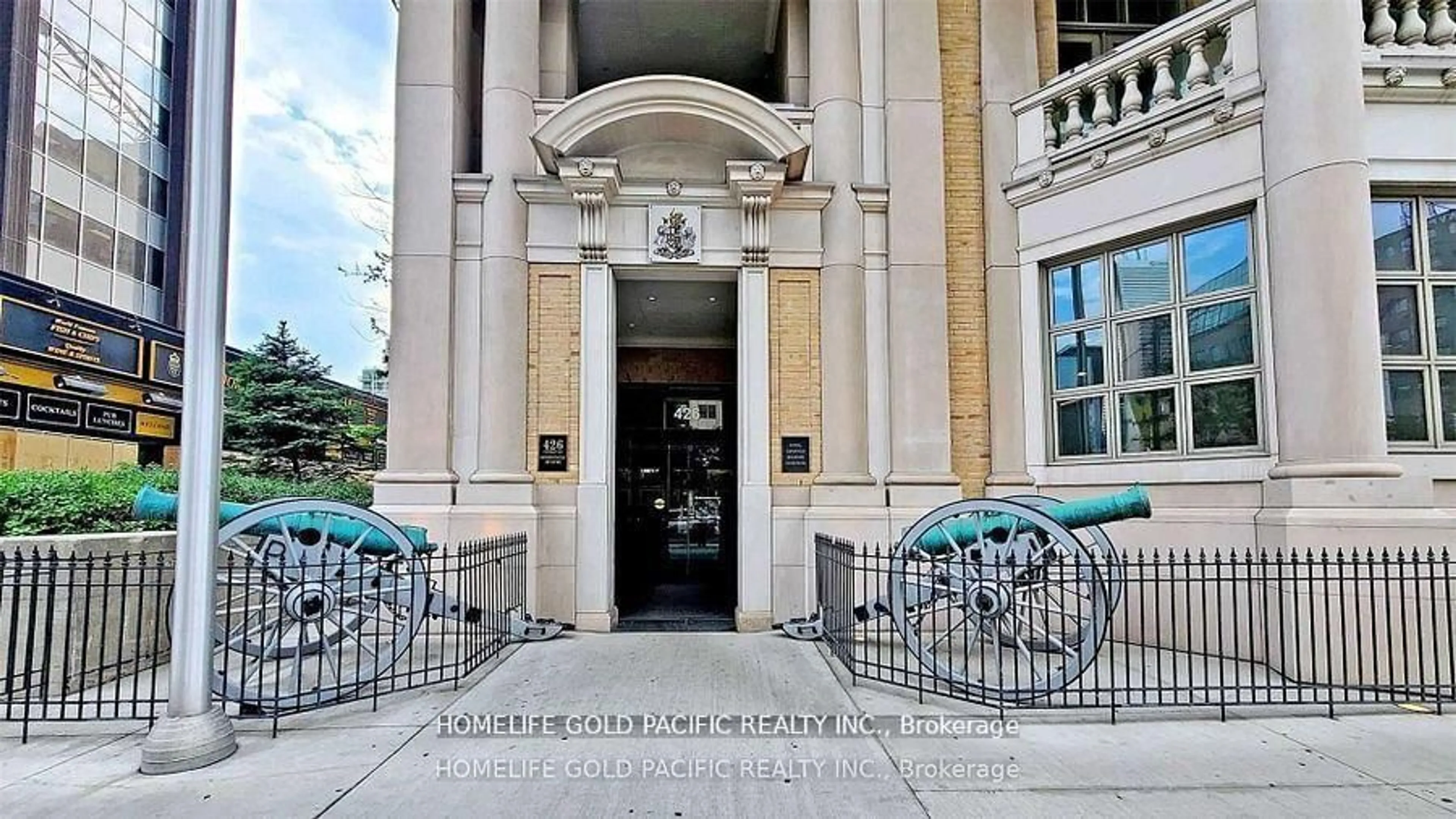 Indoor foyer for 426 University Ave #1001, Toronto Ontario M5G 1S9