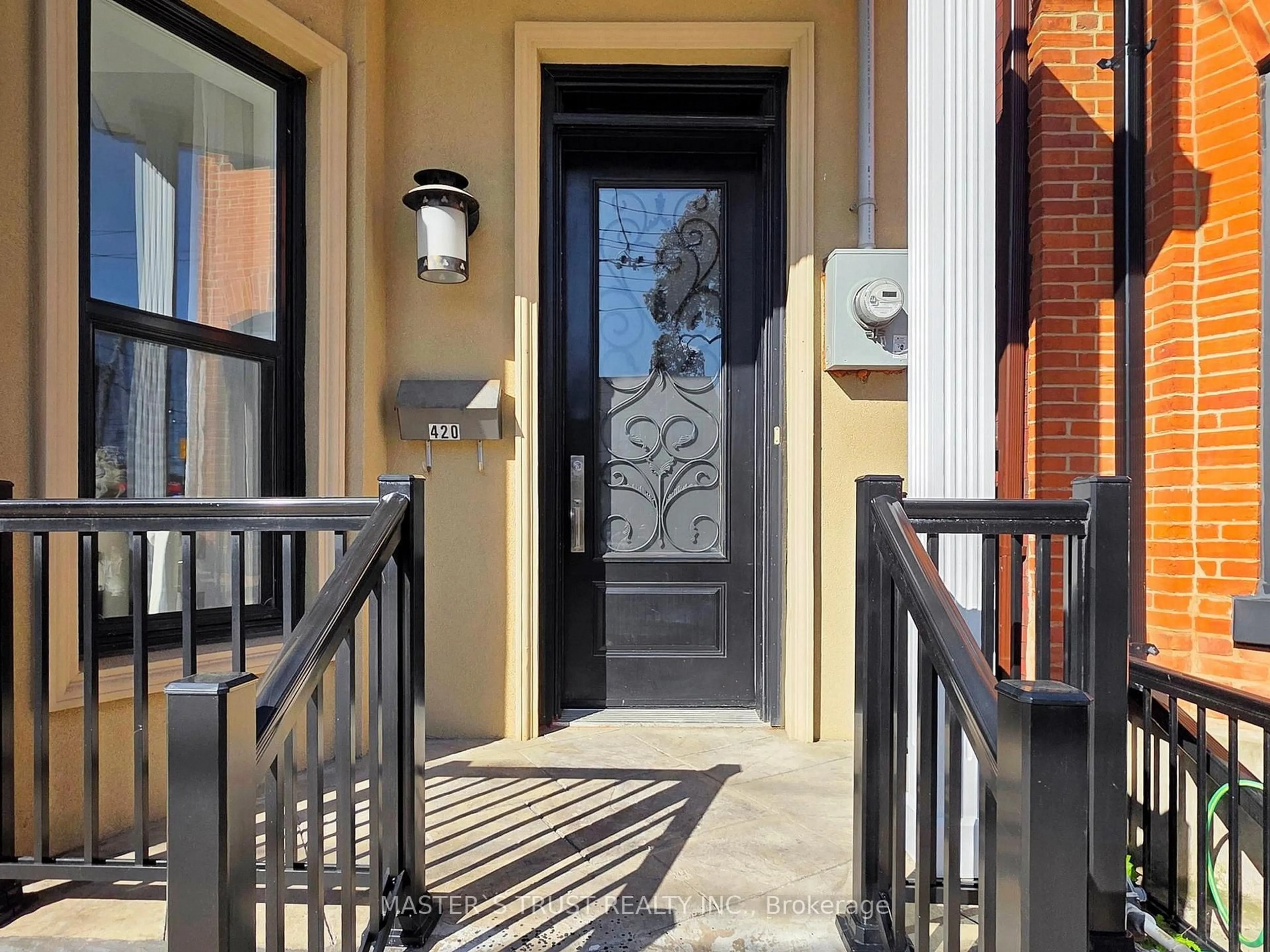 Indoor entryway for 420 ossington Ave, Toronto Ontario M6J 3A7