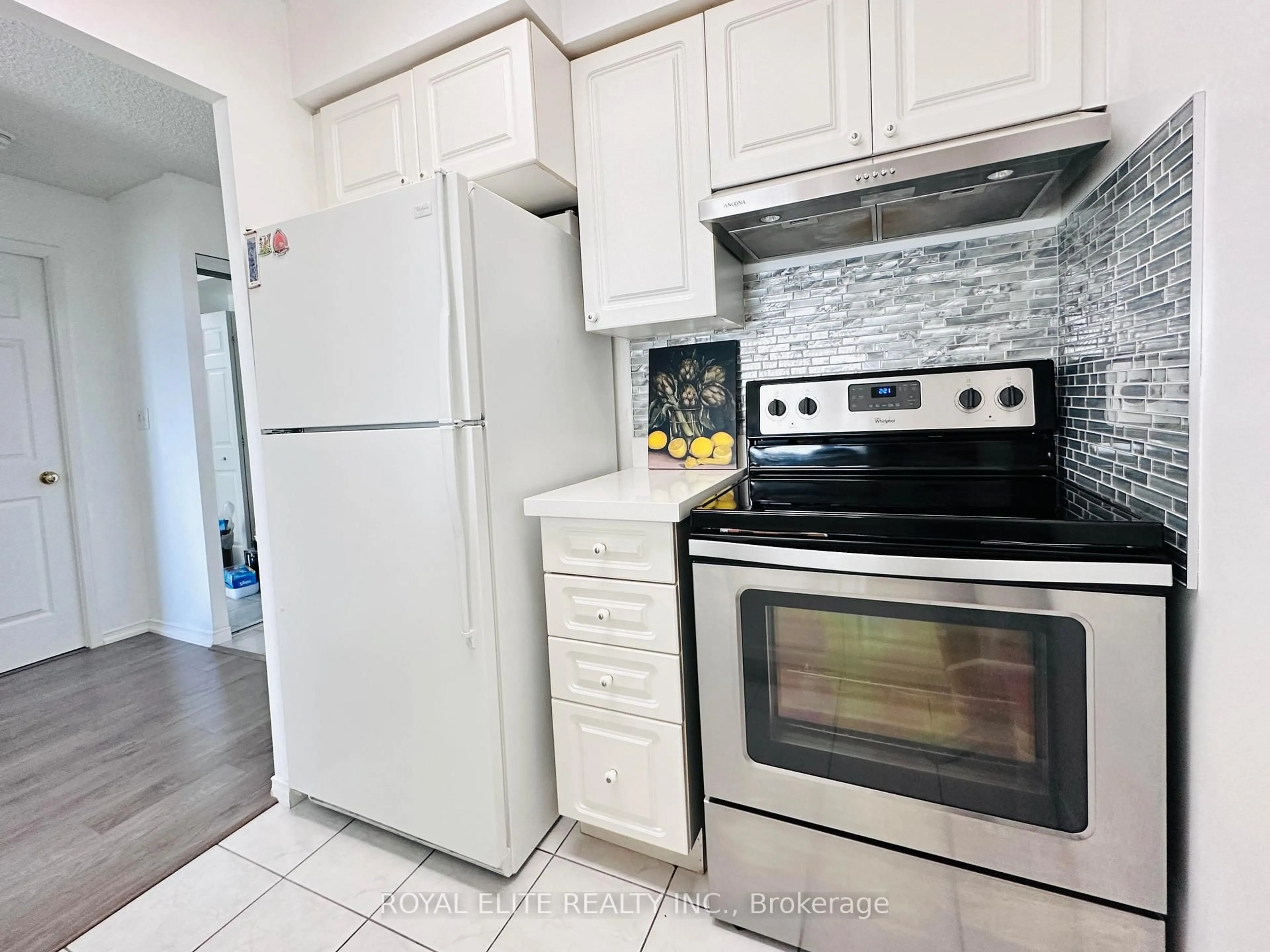 Standard kitchen, ceramic/tile floor for 1 Pemberton Ave #2001, Toronto Ontario M2M 4L9
