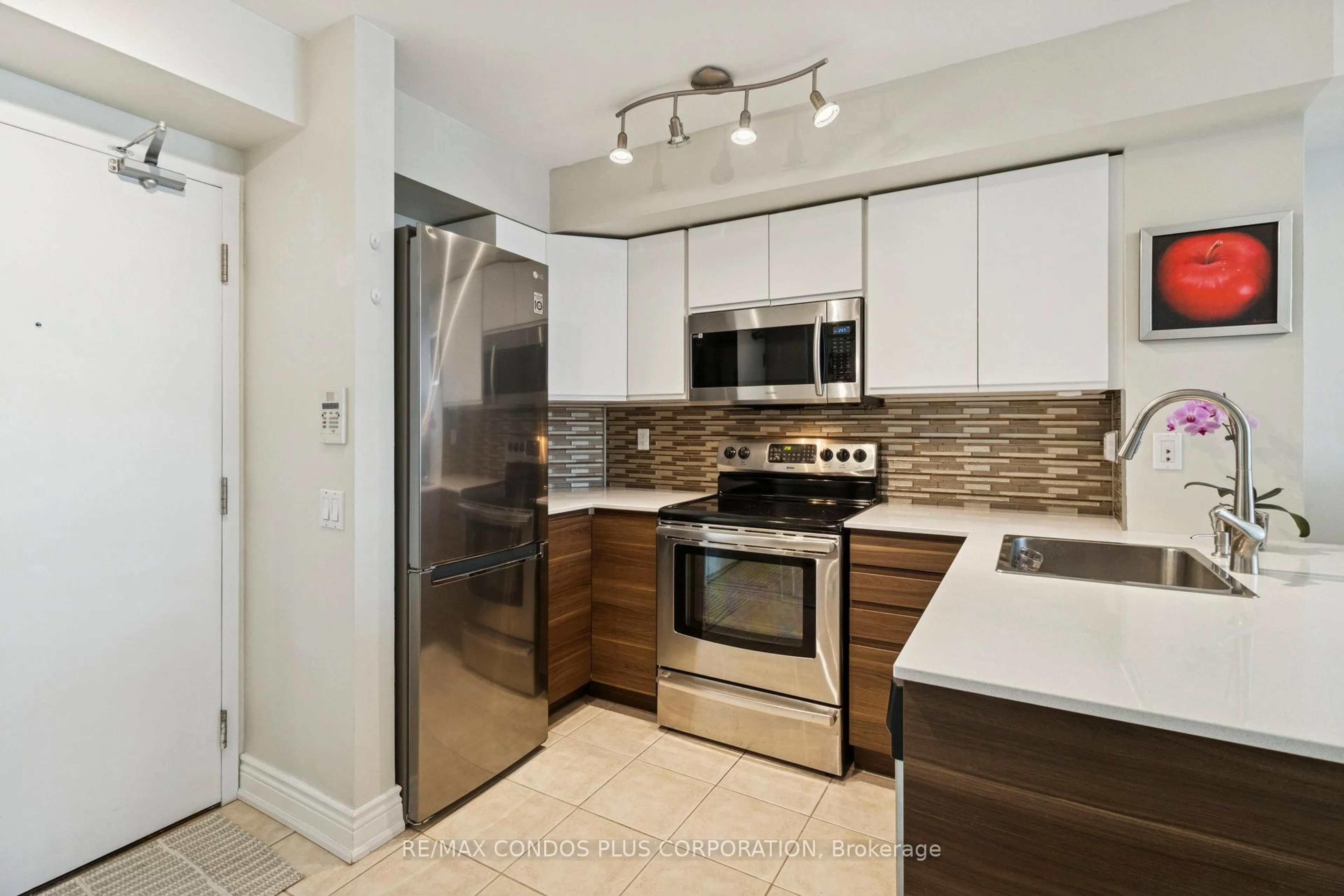 Standard kitchen, ceramic/tile floor for 30 Harrison Garden Blvd #708, Toronto Ontario M2N 7A9