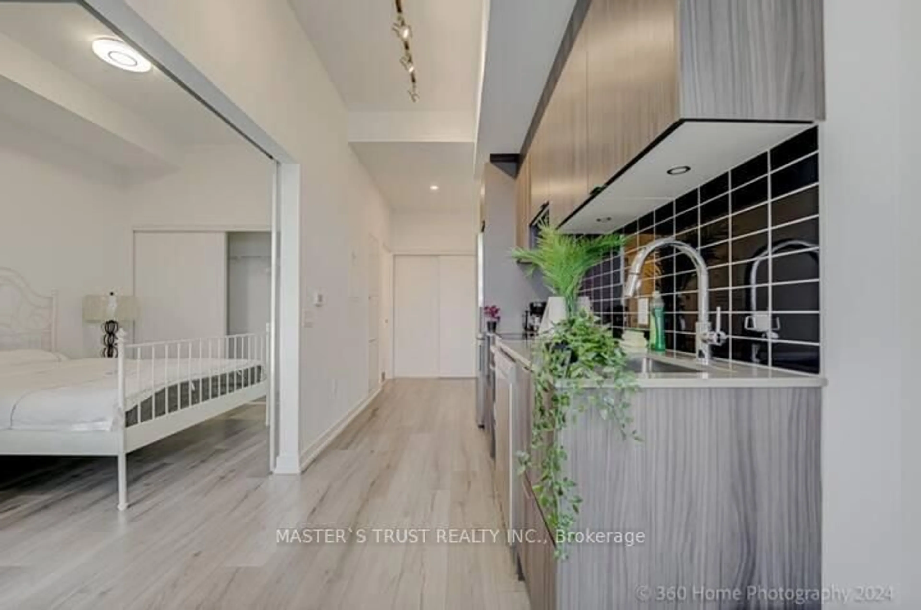 Indoor entryway for 395 Bloor St #4406, Toronto Ontario M4W 0B4