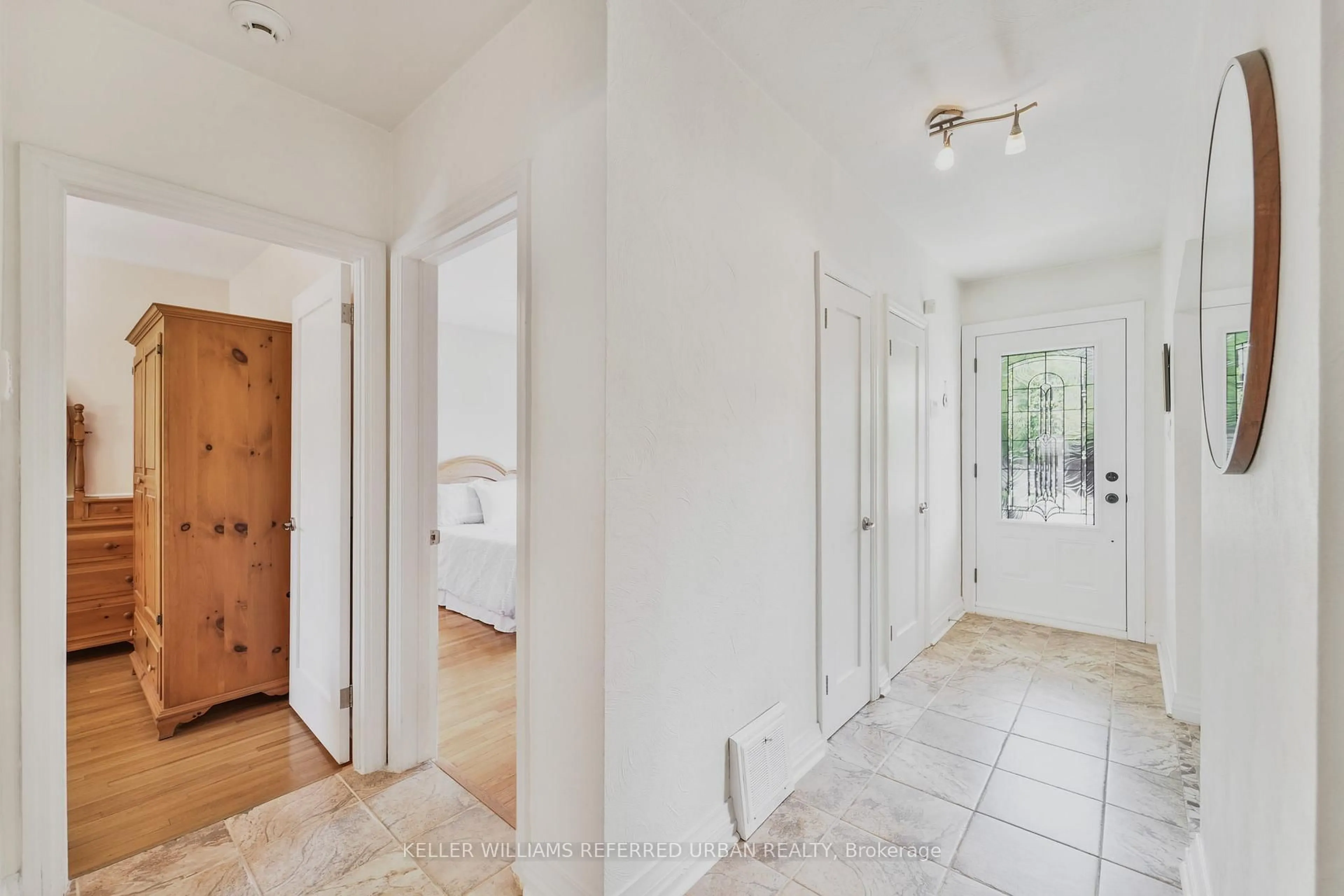 Indoor entryway for 274 Poyntz Ave, Toronto Ontario M2N 1J9
