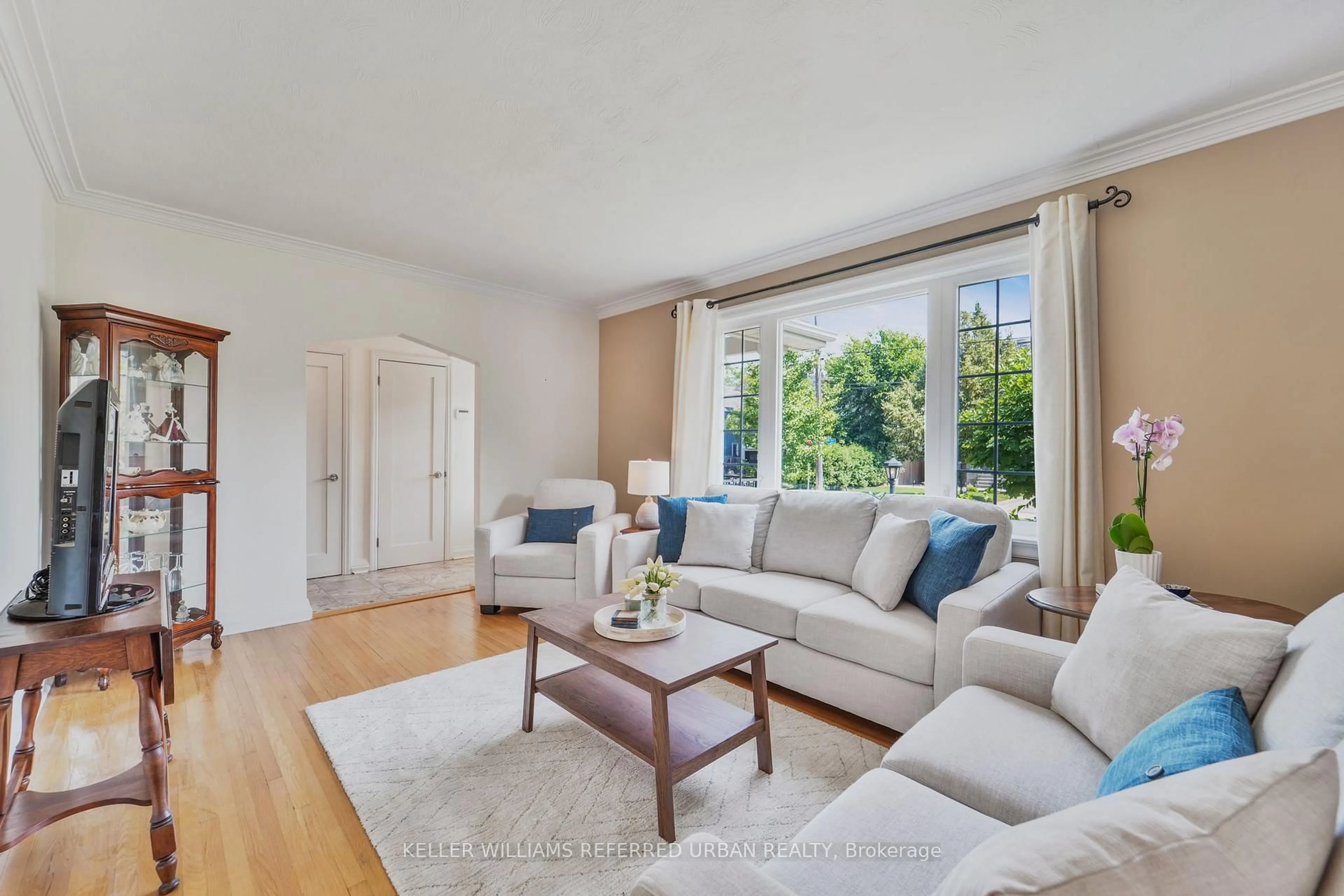 Living room with furniture, wood/laminate floor for 274 Poyntz Ave, Toronto Ontario M2N 1J9