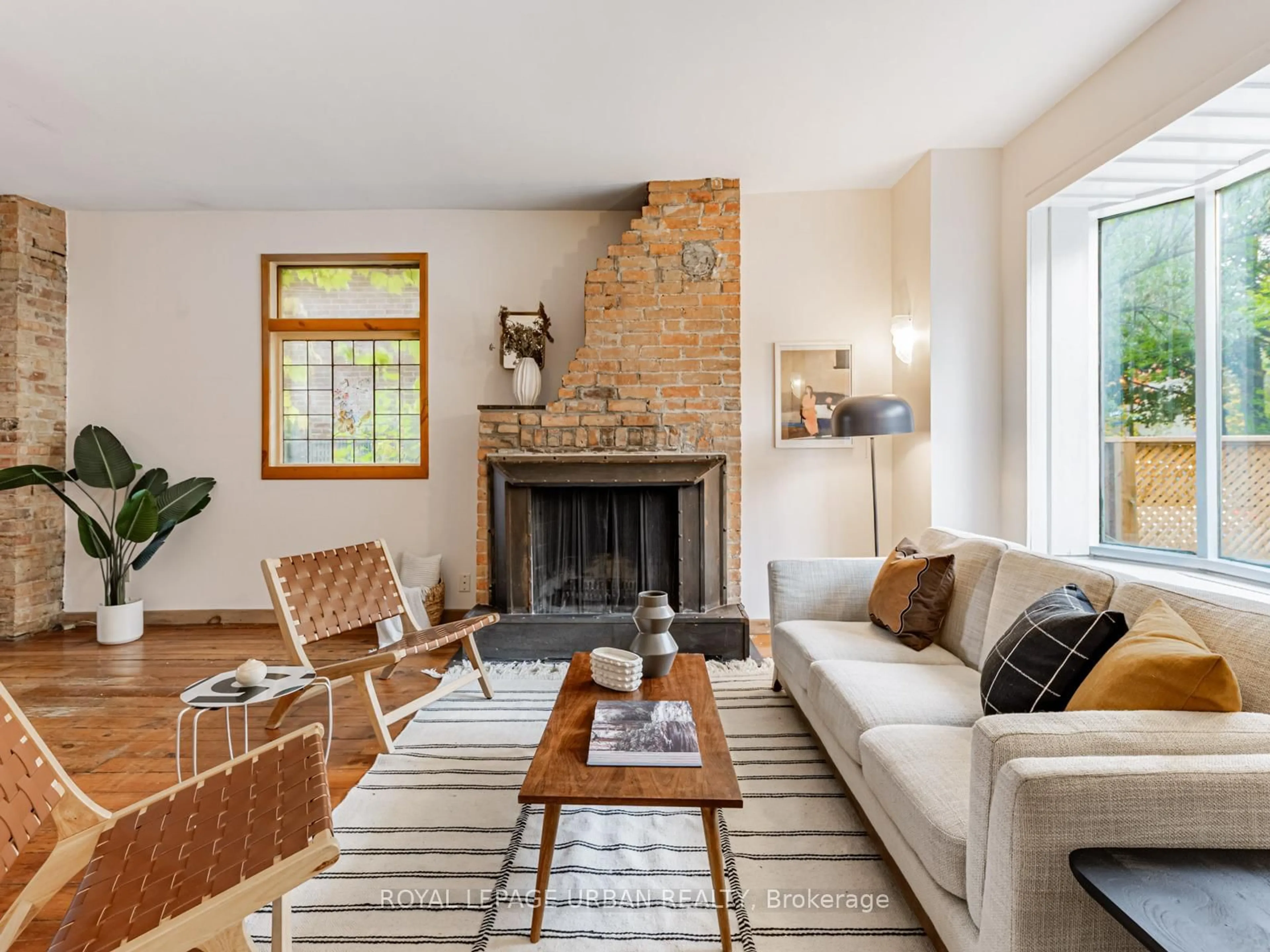 Living room with furniture, unknown for 105 Sussex Ave, Toronto Ontario M5S 1K4