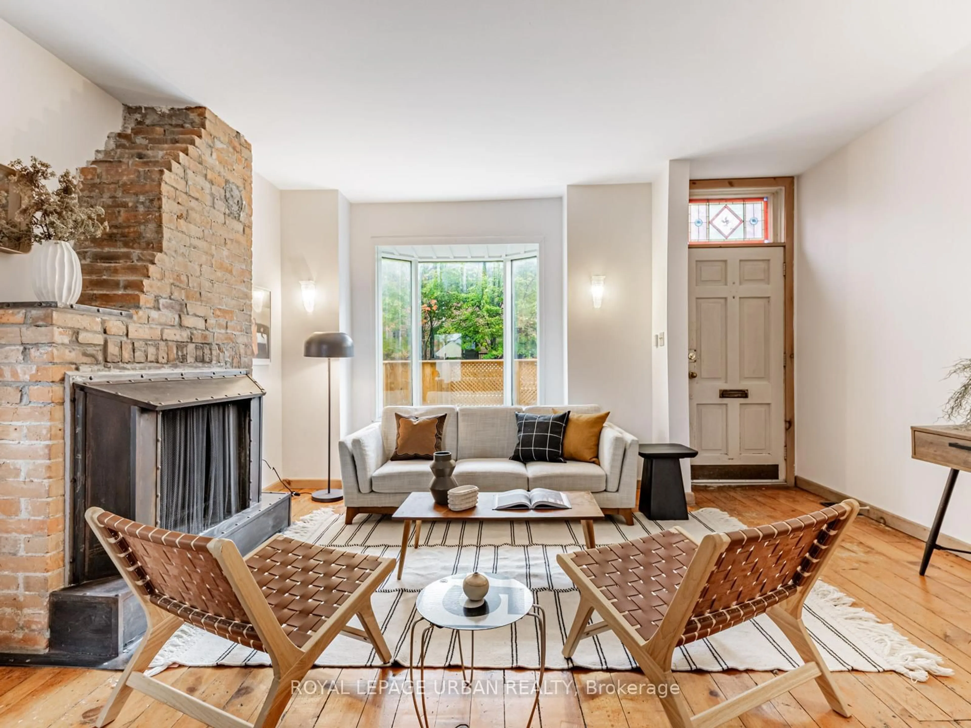 Living room with furniture, unknown for 105 Sussex Ave, Toronto Ontario M5S 1K4