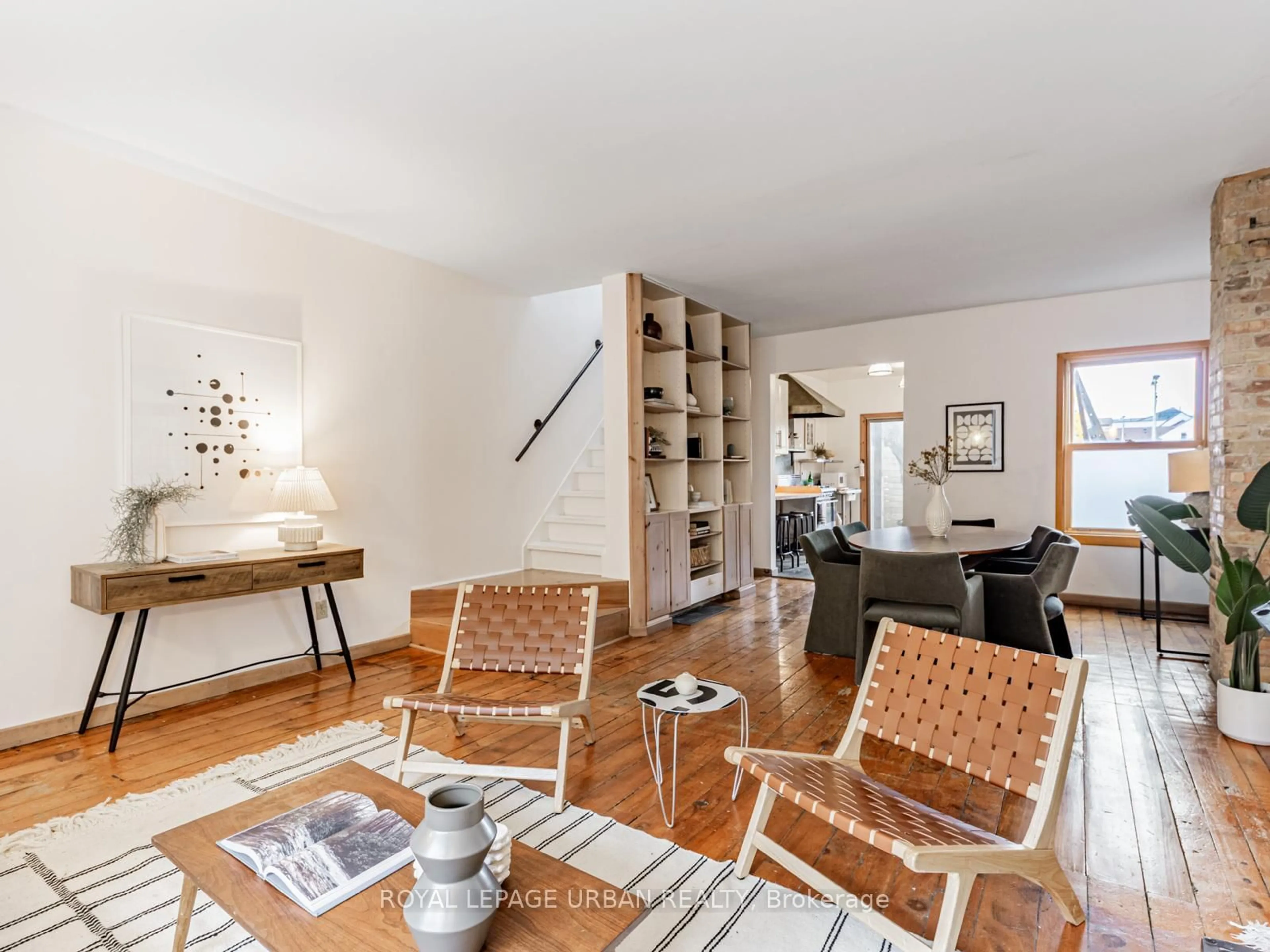 Living room with furniture, unknown for 105 Sussex Ave, Toronto Ontario M5S 1K4