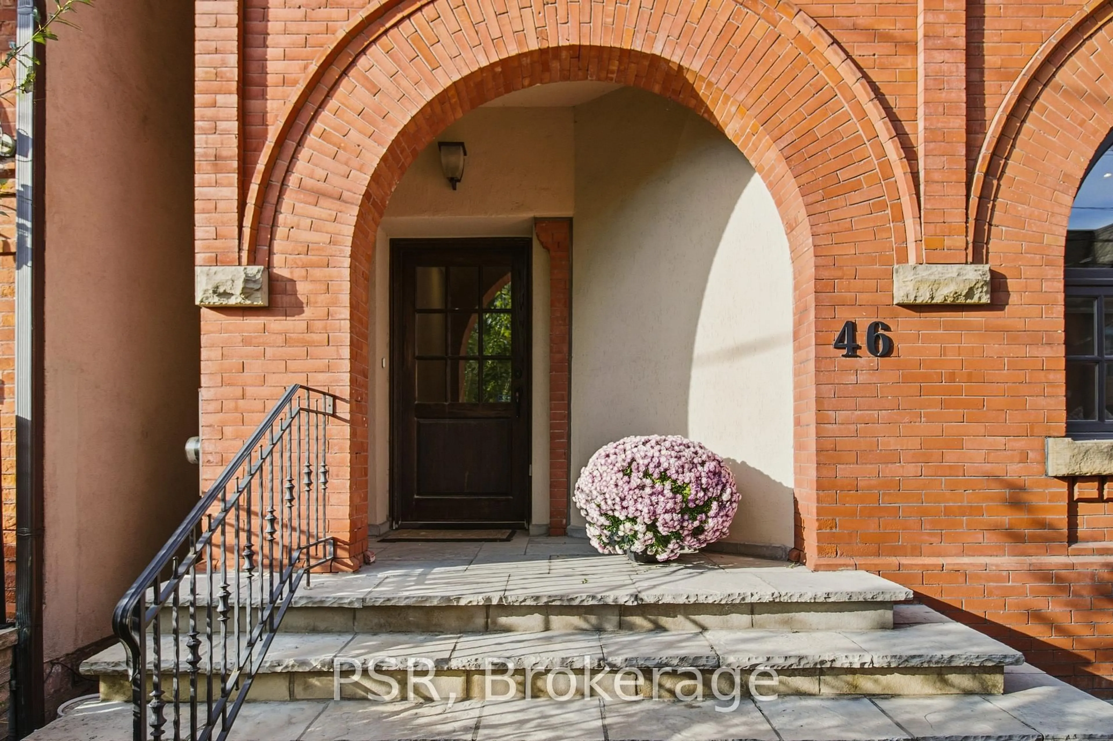 Indoor foyer for 46 Bernard Ave, Toronto Ontario M5R 1R2