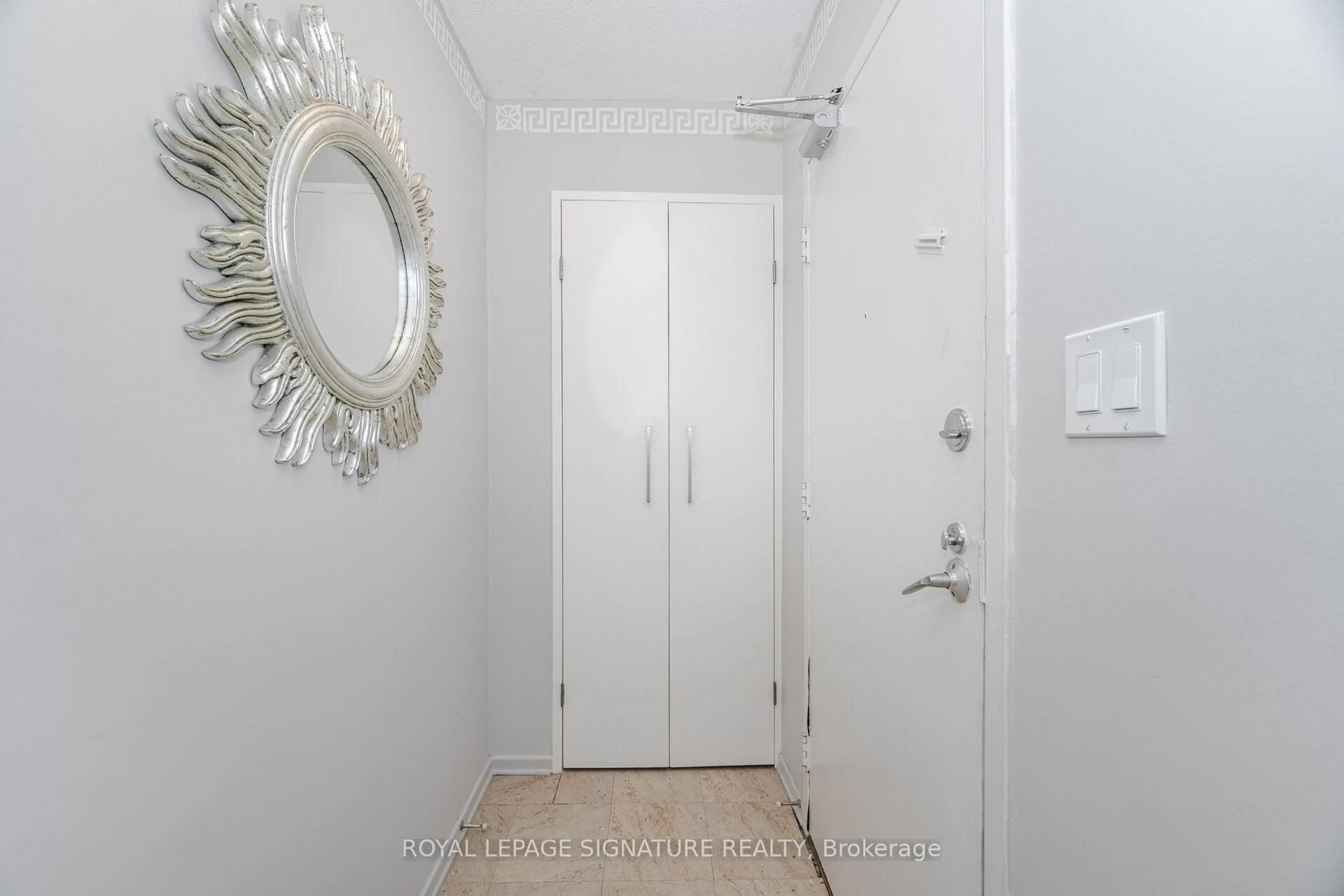 Indoor entryway for 10 Edgecliff Gfwy #303, Toronto Ontario M3C 3A3