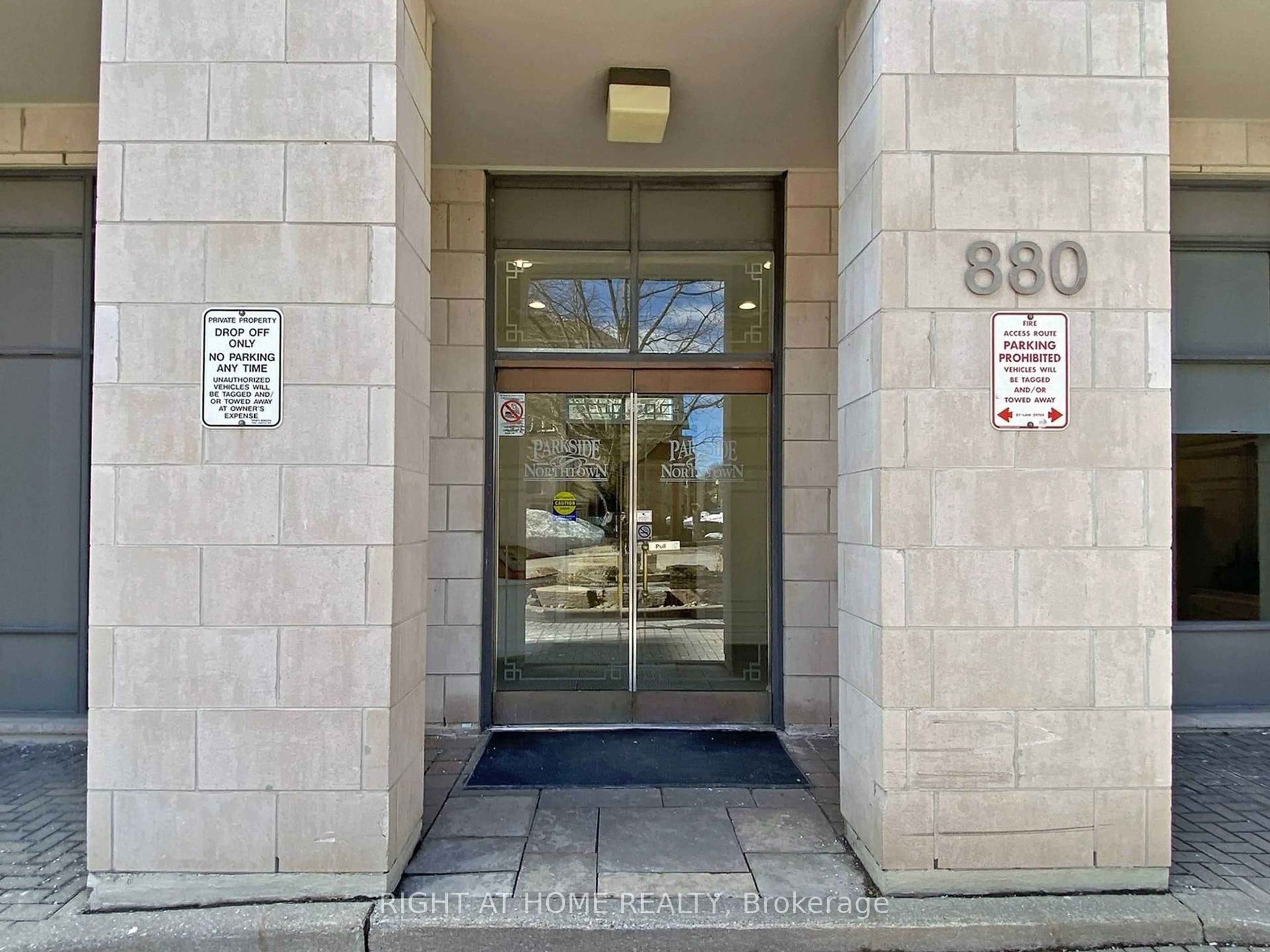 Indoor foyer for 880 Grandview Way #1509, Toronto Ontario M2N 7B2