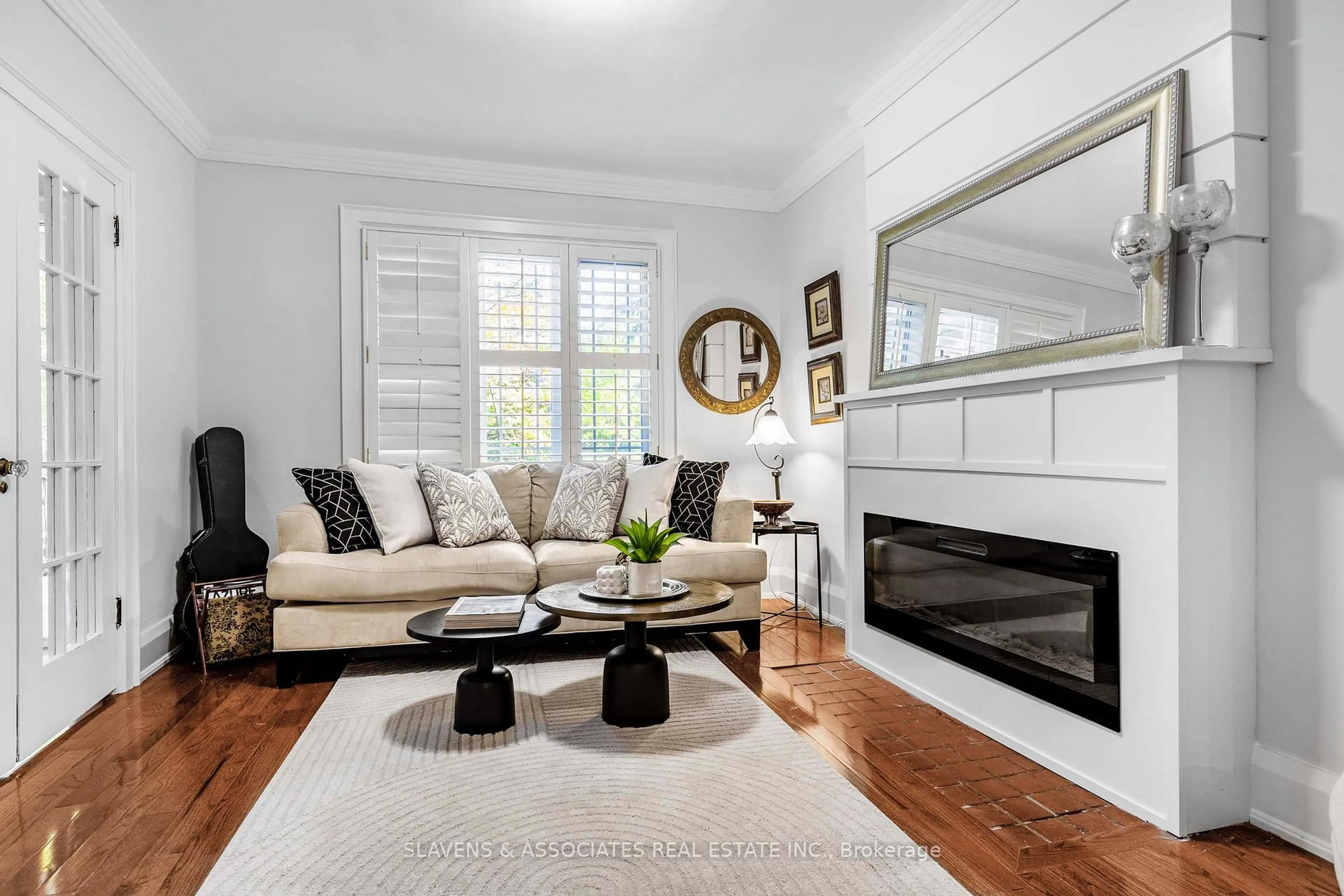 Living room with furniture, unknown for 226 Broadway Ave, Toronto Ontario M4P 1V9