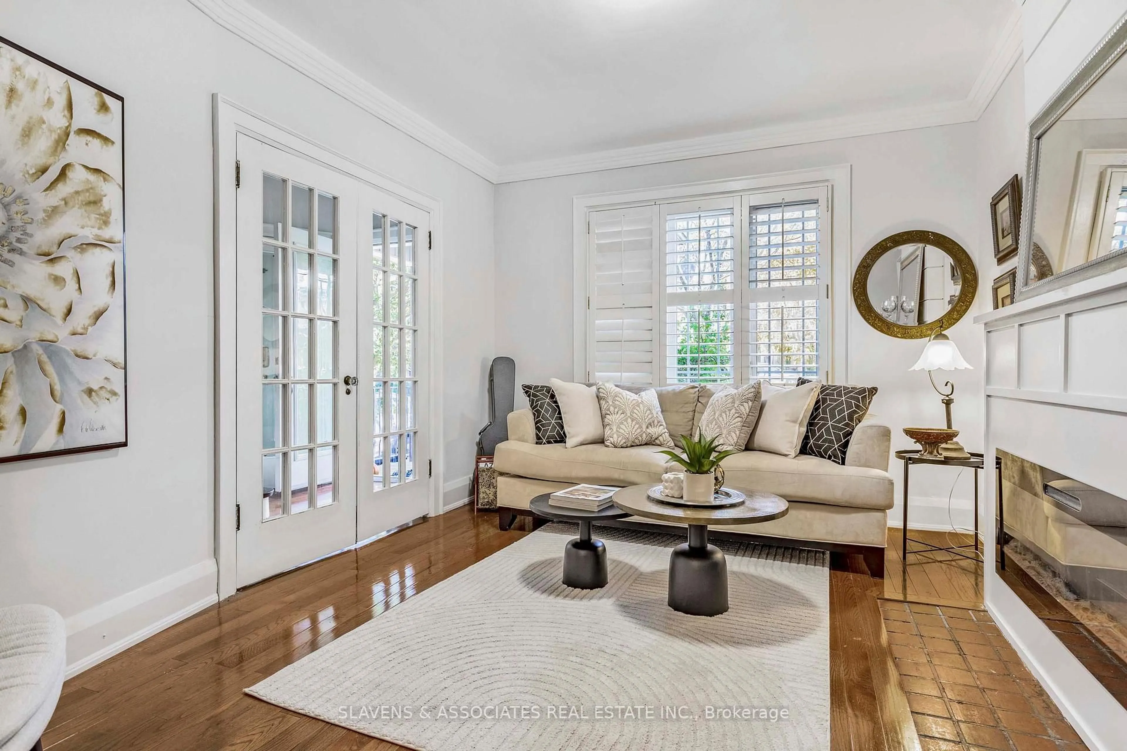 Living room with furniture, unknown for 226 Broadway Ave, Toronto Ontario M4P 1V9