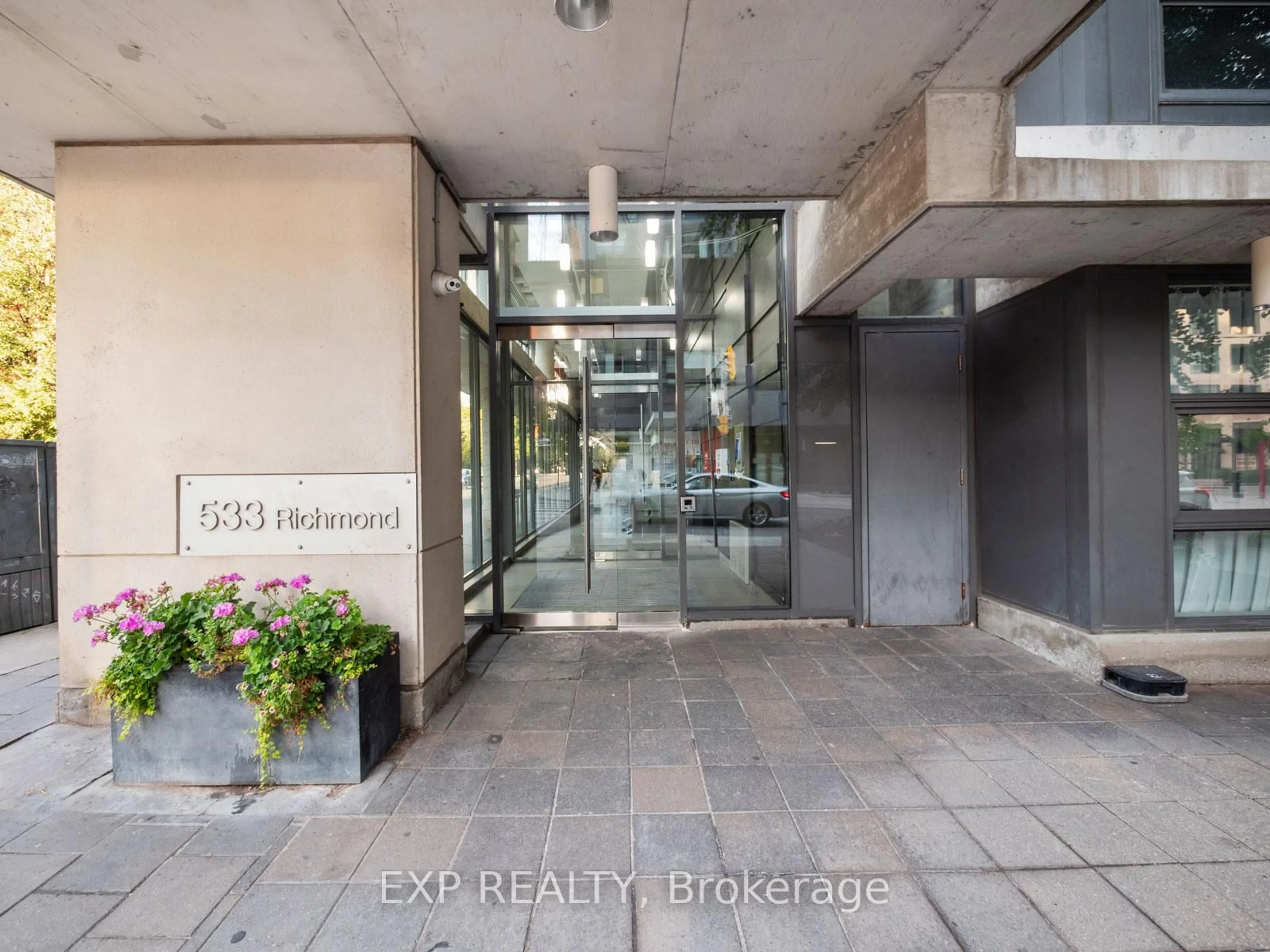 Indoor foyer for 533 Richmond St #Ph1, Toronto Ontario M5V 1Y5