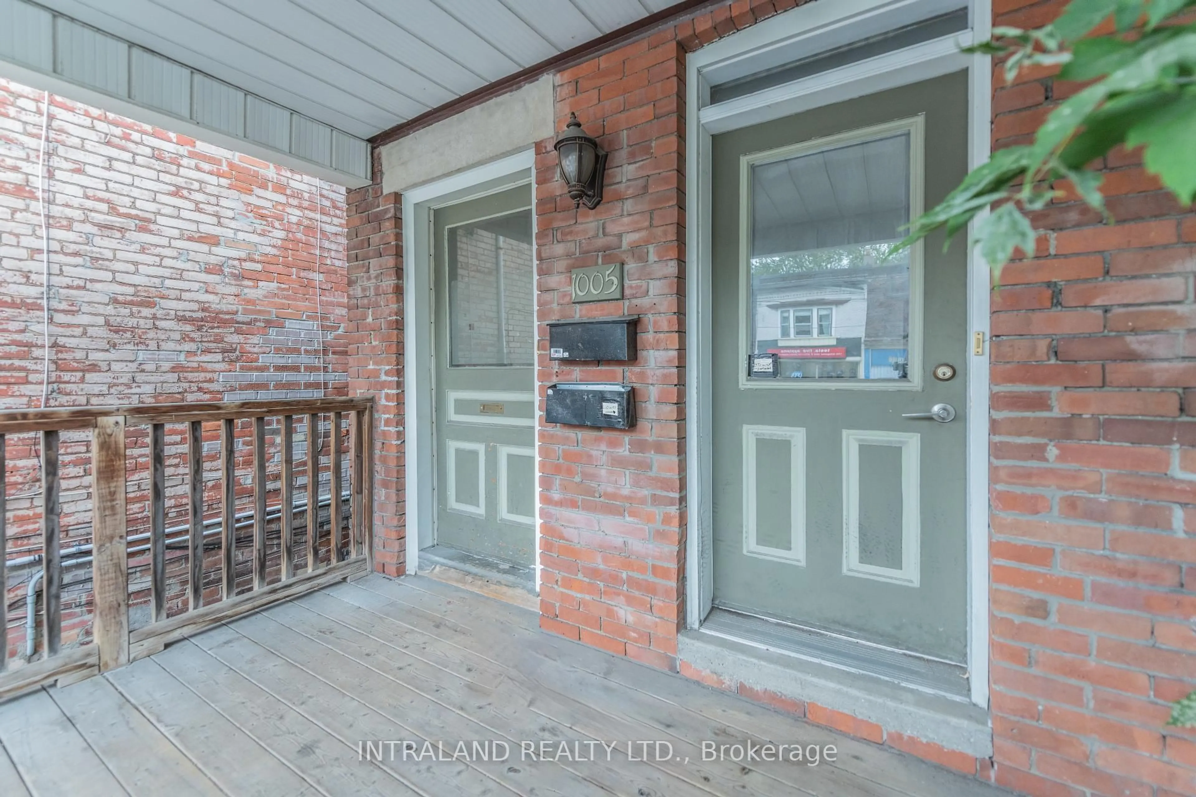 Indoor entryway for 1005 Bathurst St, Toronto Ontario M5R 3G8