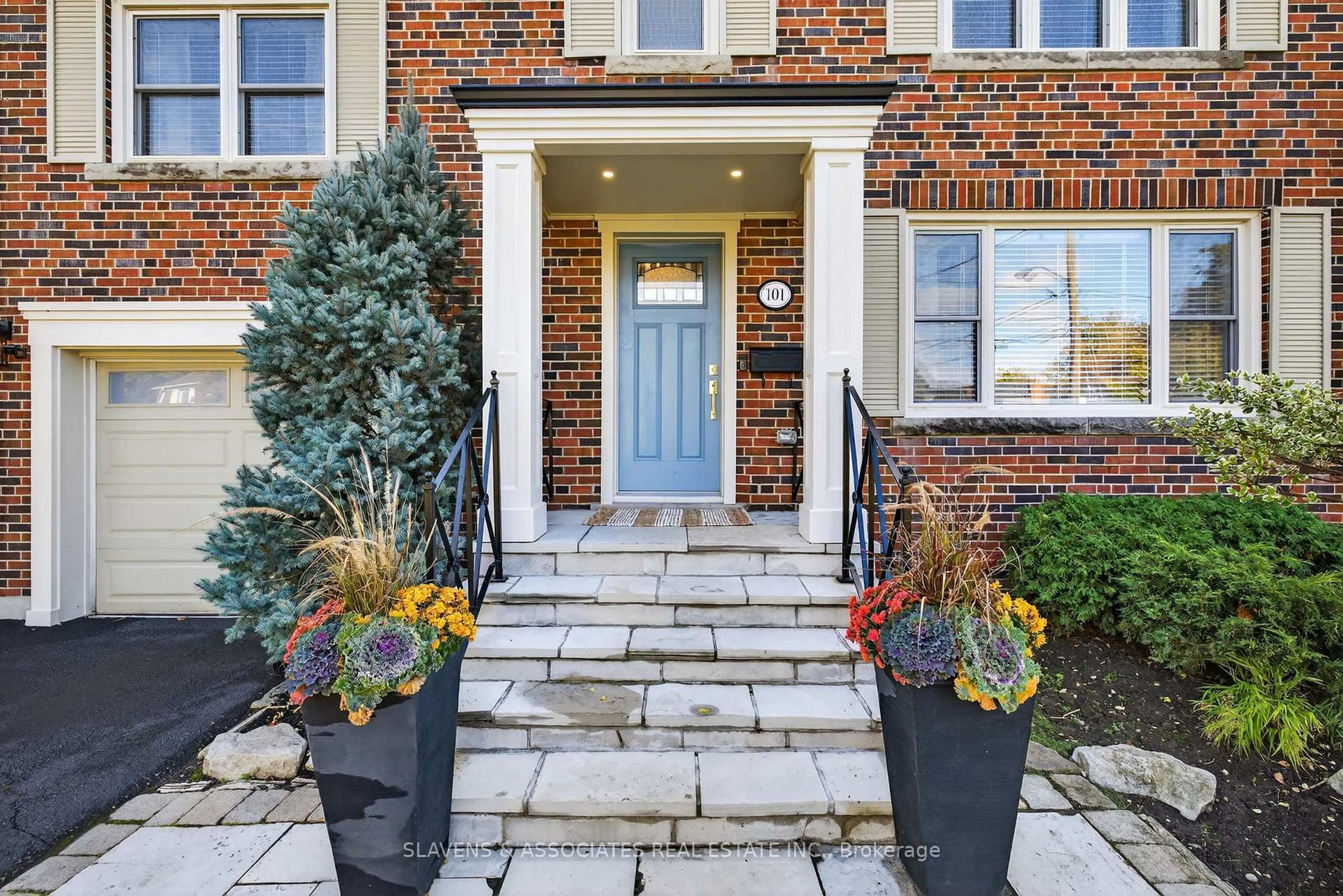 Indoor entryway for 101 Bombay Ave, Toronto Ontario M3H 1C1
