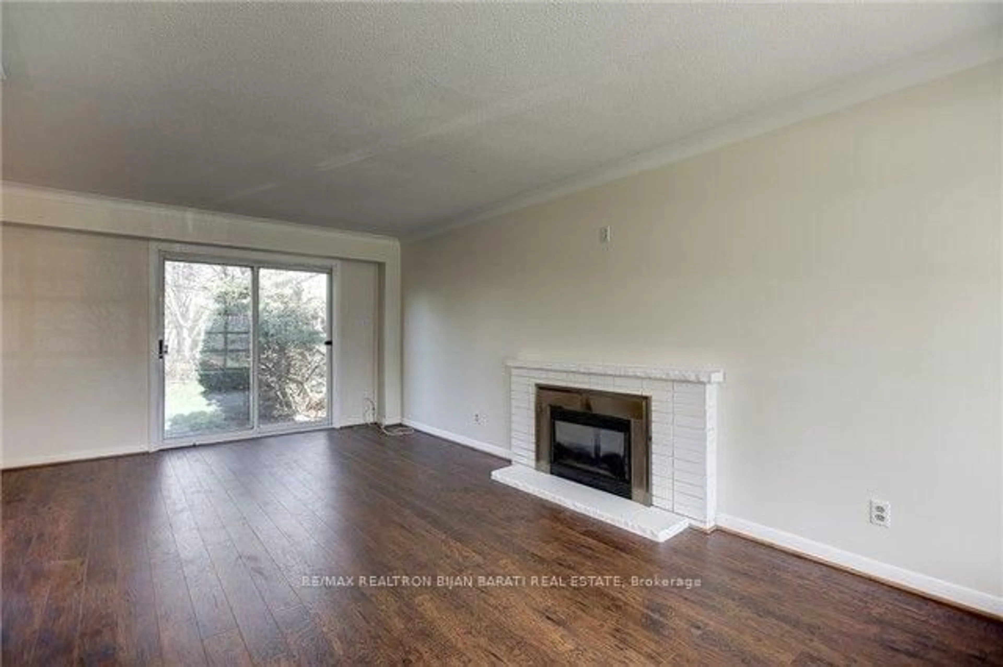 Living room with furniture, wood/laminate floor for 6 Greenyards Dr, Toronto Ontario M2M 2R6