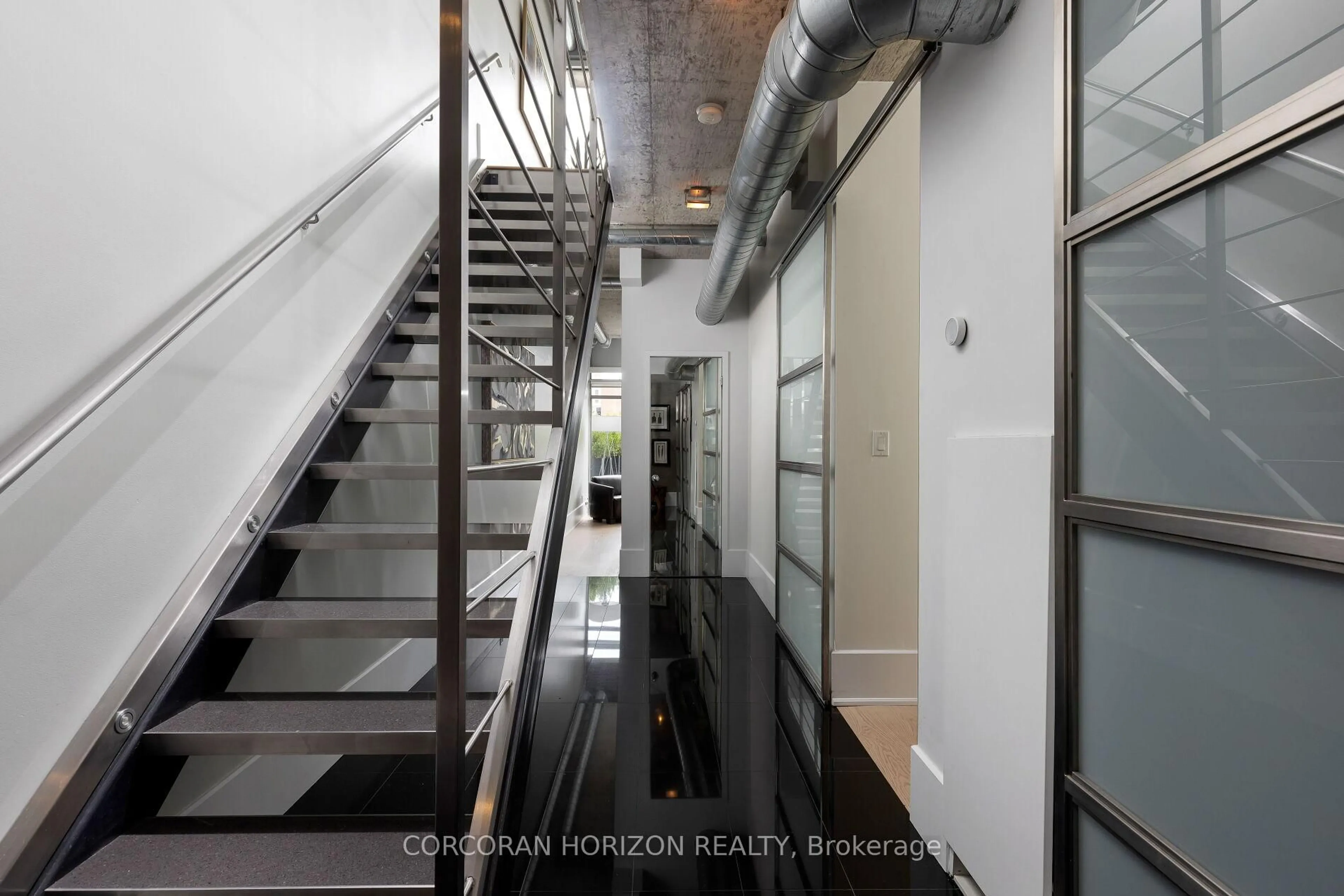 Indoor foyer for 169 John St #PH4, Toronto Ontario M5T 1X3