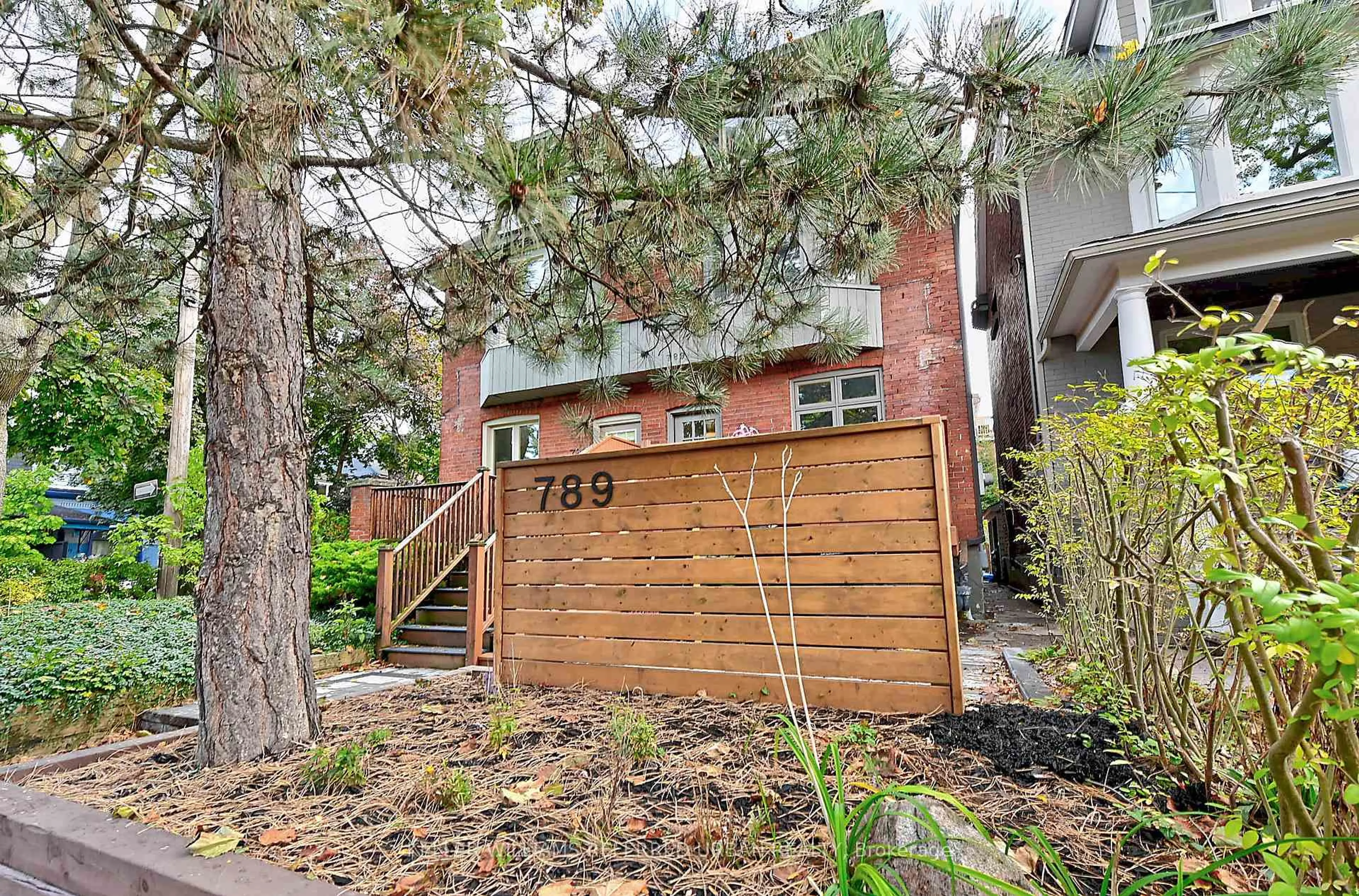 Unknown for 789 Markham St, Toronto Ontario M6G 2M4