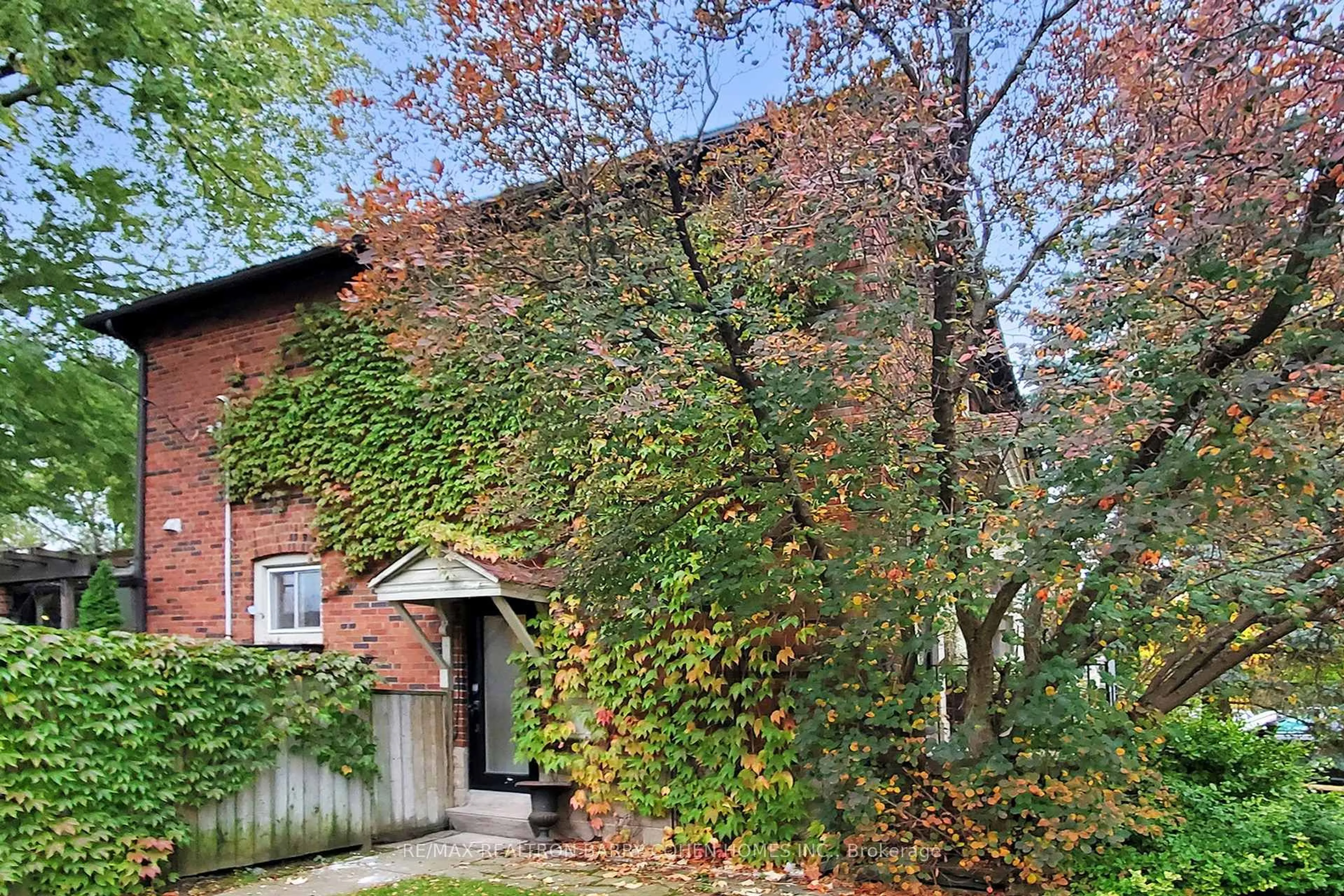 Patio, street for 155 Parkhurst Blvd, Toronto Ontario M4G 2E8