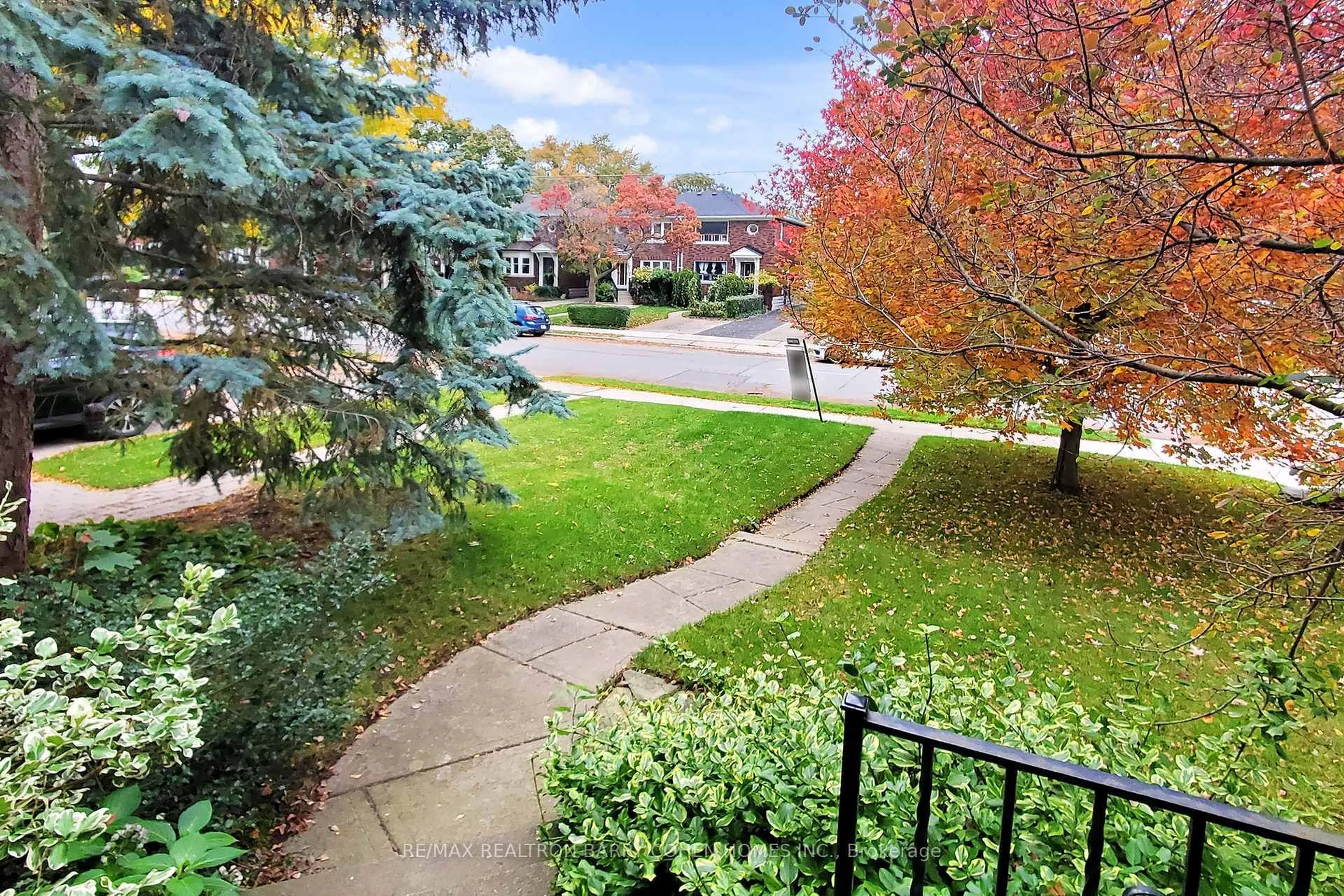 Patio, street for 155 Parkhurst Blvd, Toronto Ontario M4G 2E8