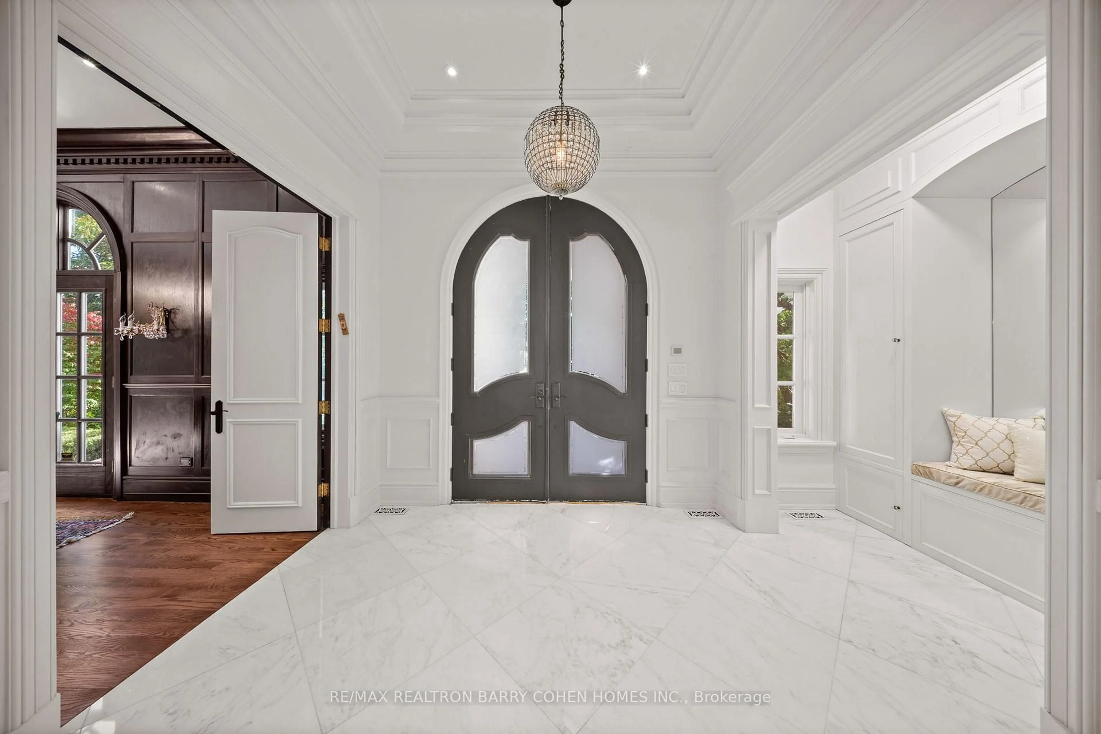 Indoor entryway for 180 Sandringham Dr, Toronto Ontario M3H 1E3