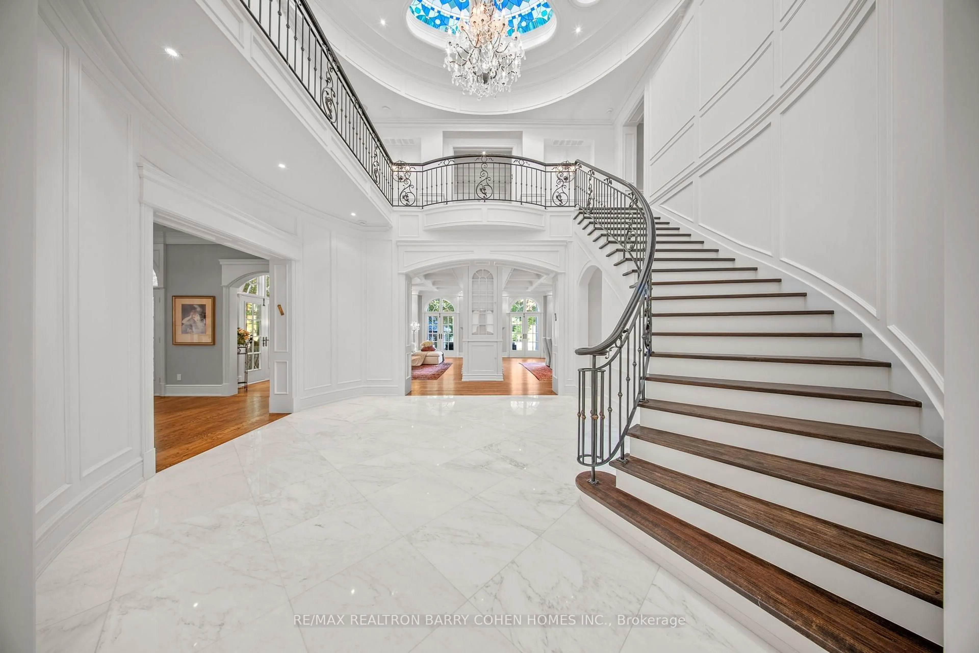Indoor foyer for 180 Sandringham Dr, Toronto Ontario M3H 1E3
