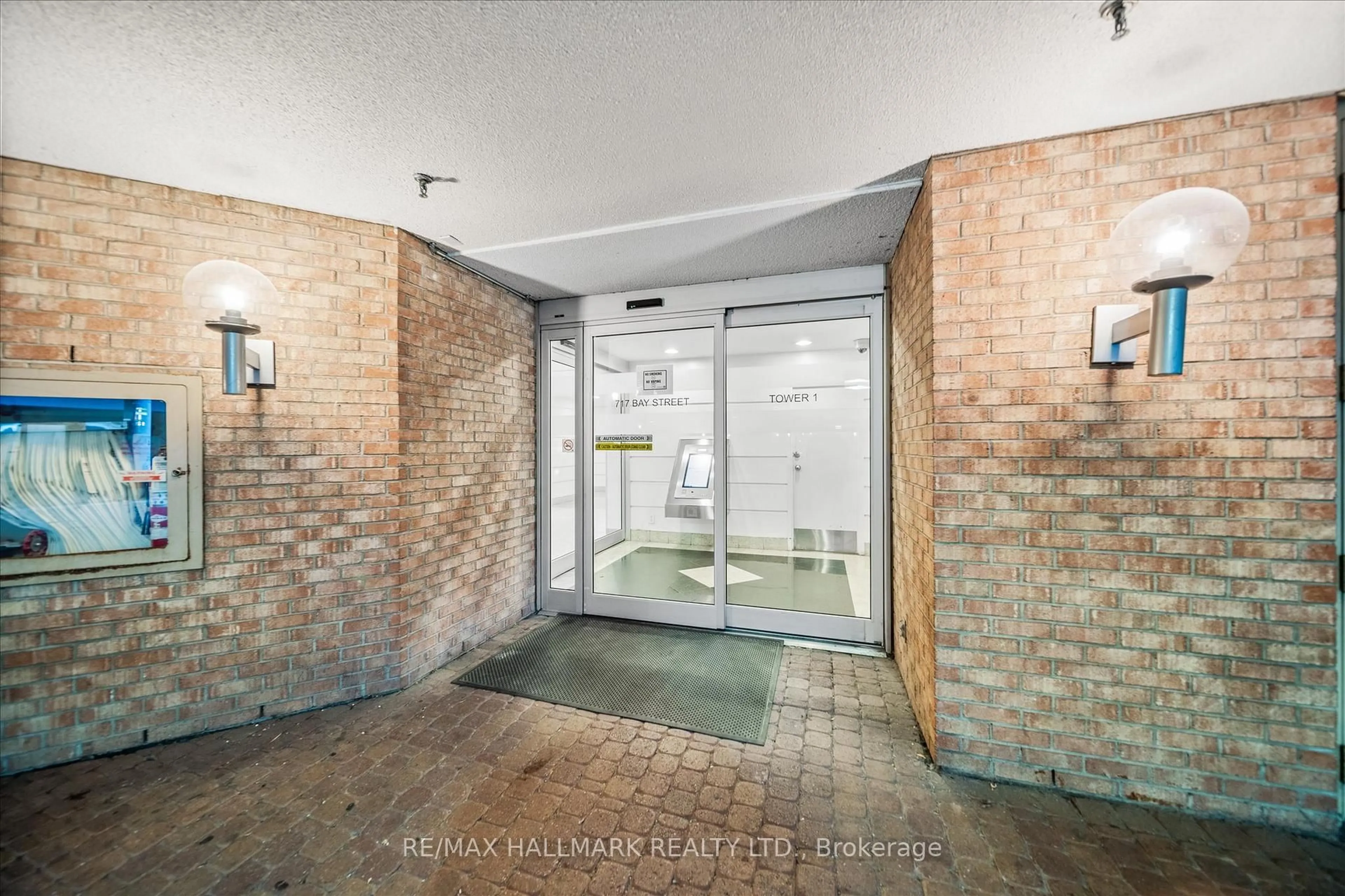 Indoor foyer for 717 Bay St #703, Toronto Ontario M5G 2J9