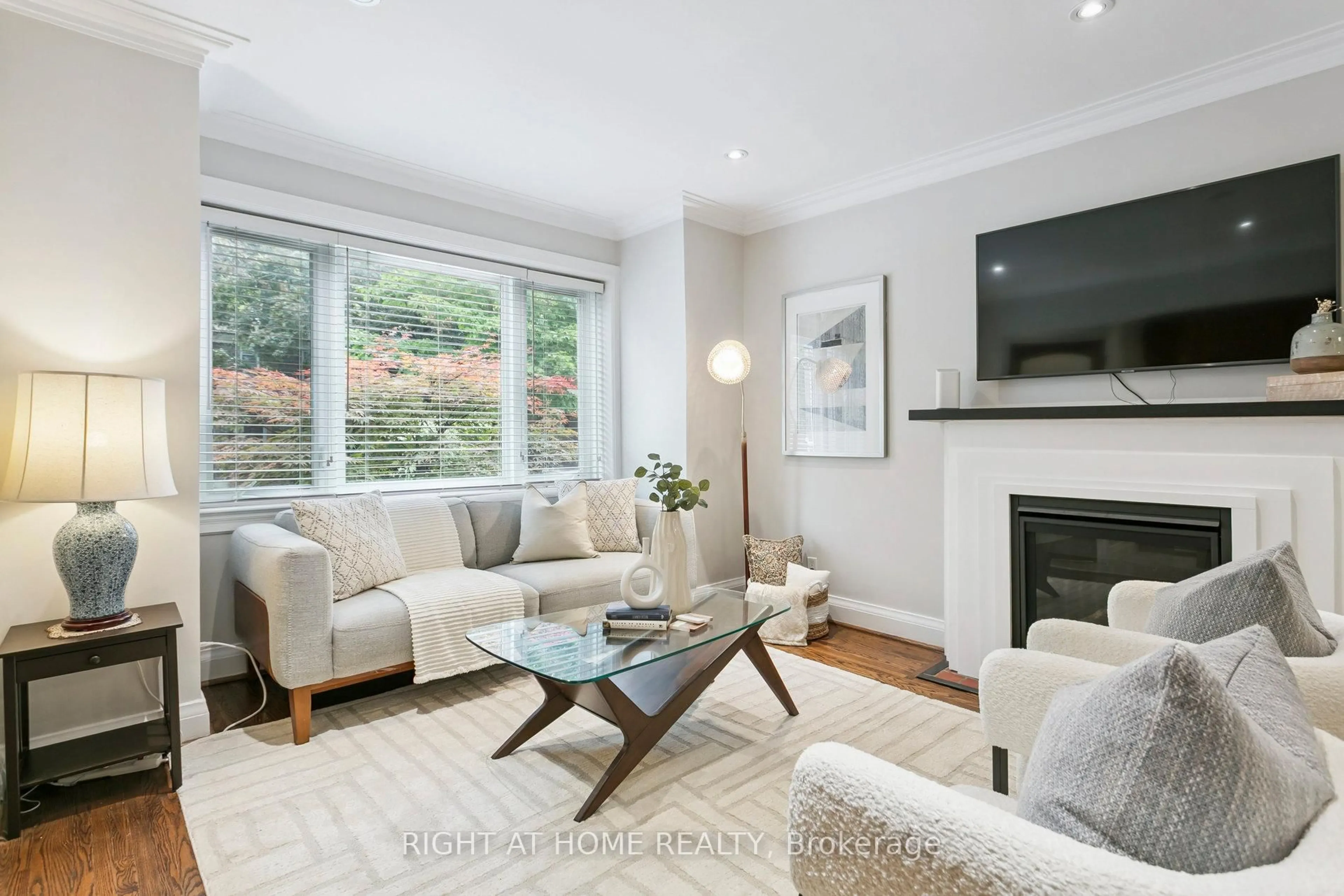 Living room with furniture, unknown for 3 Roseneath Gdns, Toronto Ontario M6C 3X5