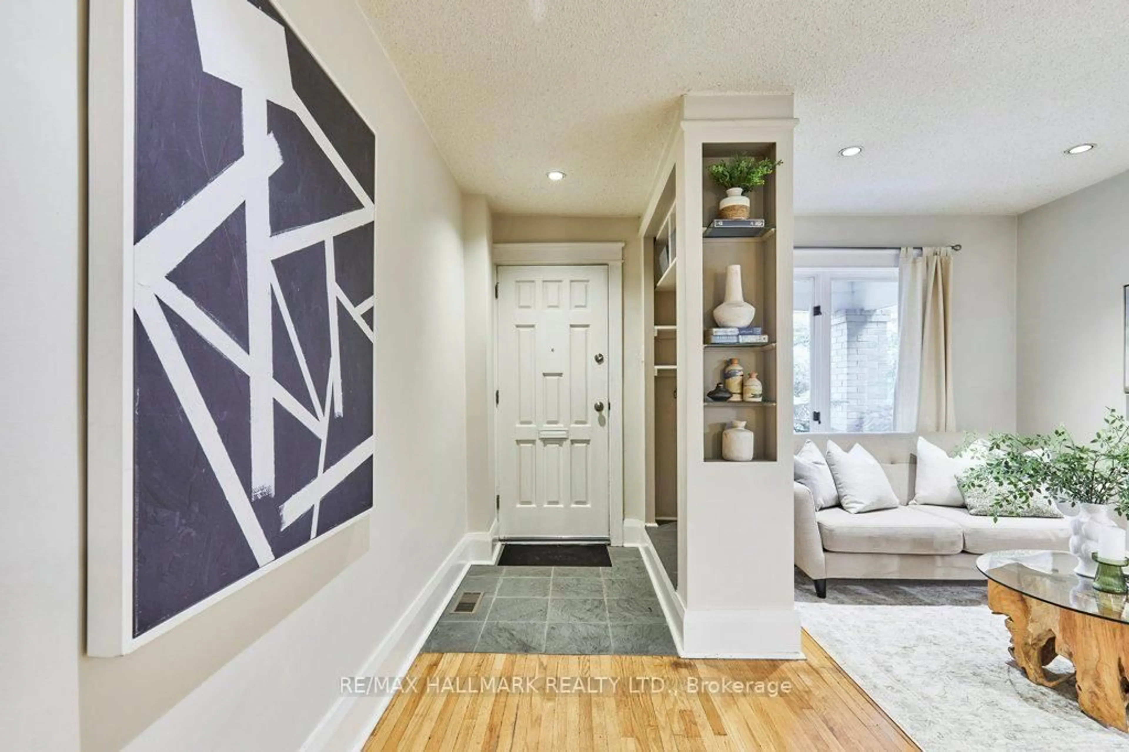 Indoor entryway for 437 Davisville Ave, Toronto Ontario M4S 1H7