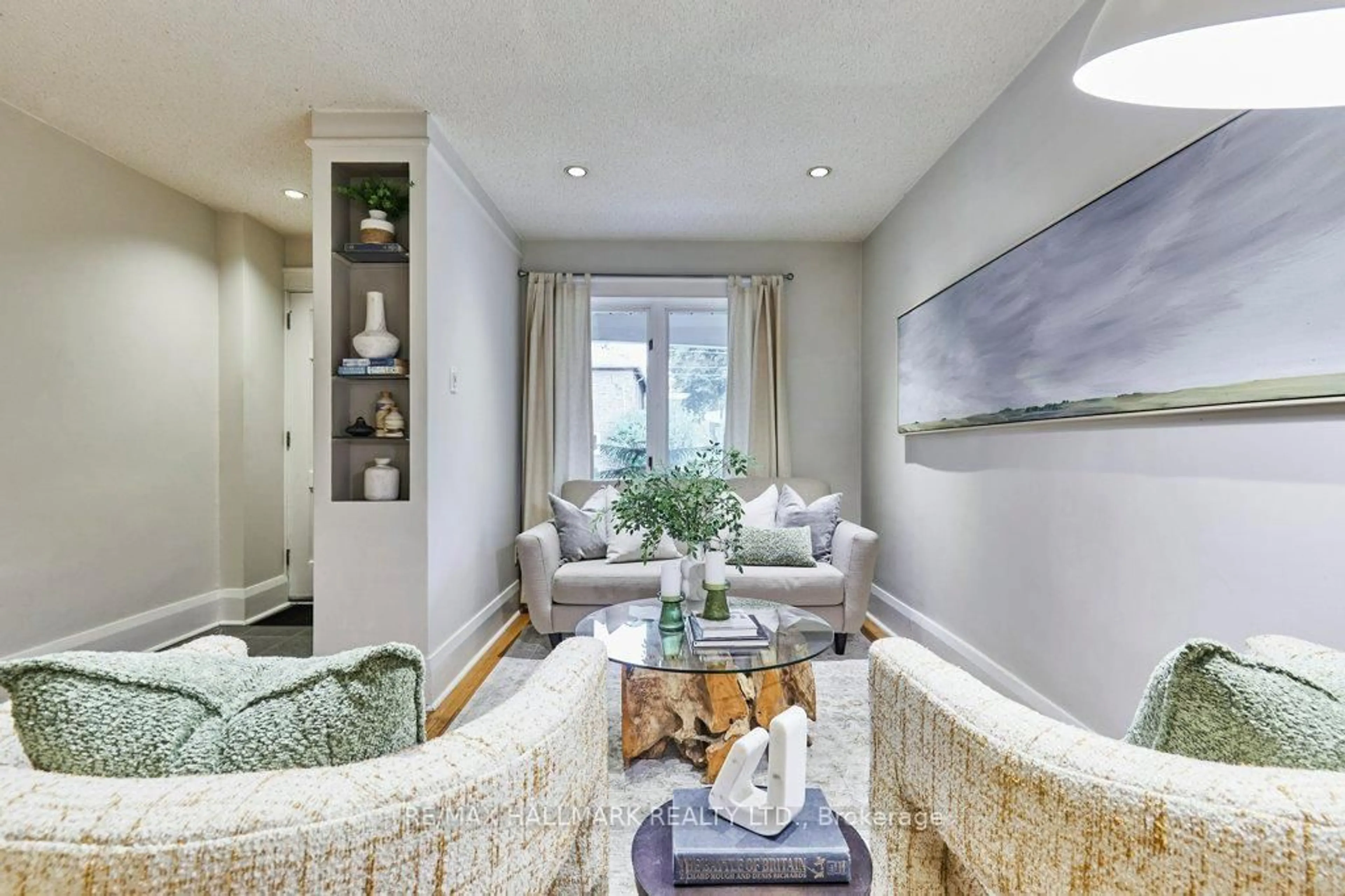 Living room with furniture, unknown for 437 Davisville Ave, Toronto Ontario M4S 1H7