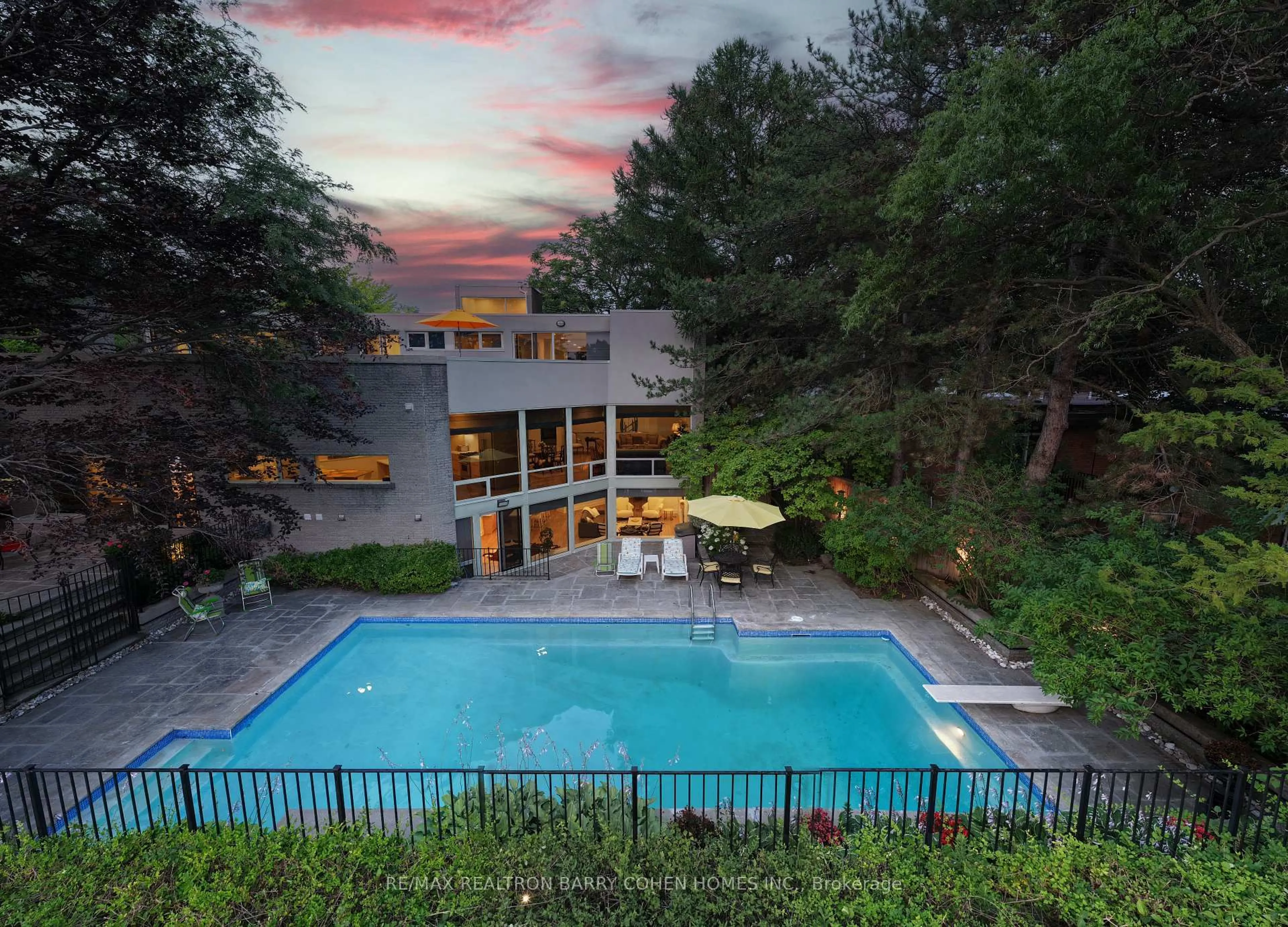 A pic from outside/outdoor area/front of a property/back of a property/a pic from drone, unknown for 10 Penwood Cres, Toronto Ontario M3B 2B9