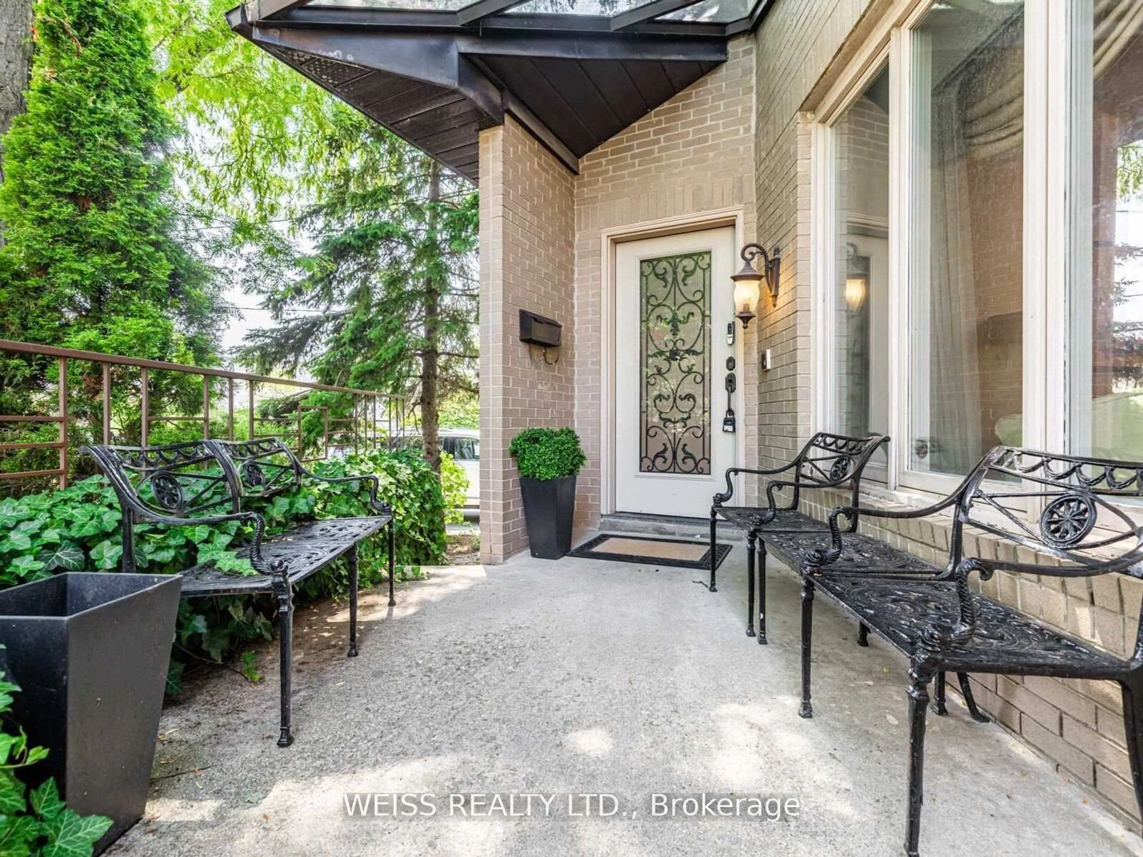 Indoor entryway for 14 Northmount Ave, Toronto Ontario M3H 1N4